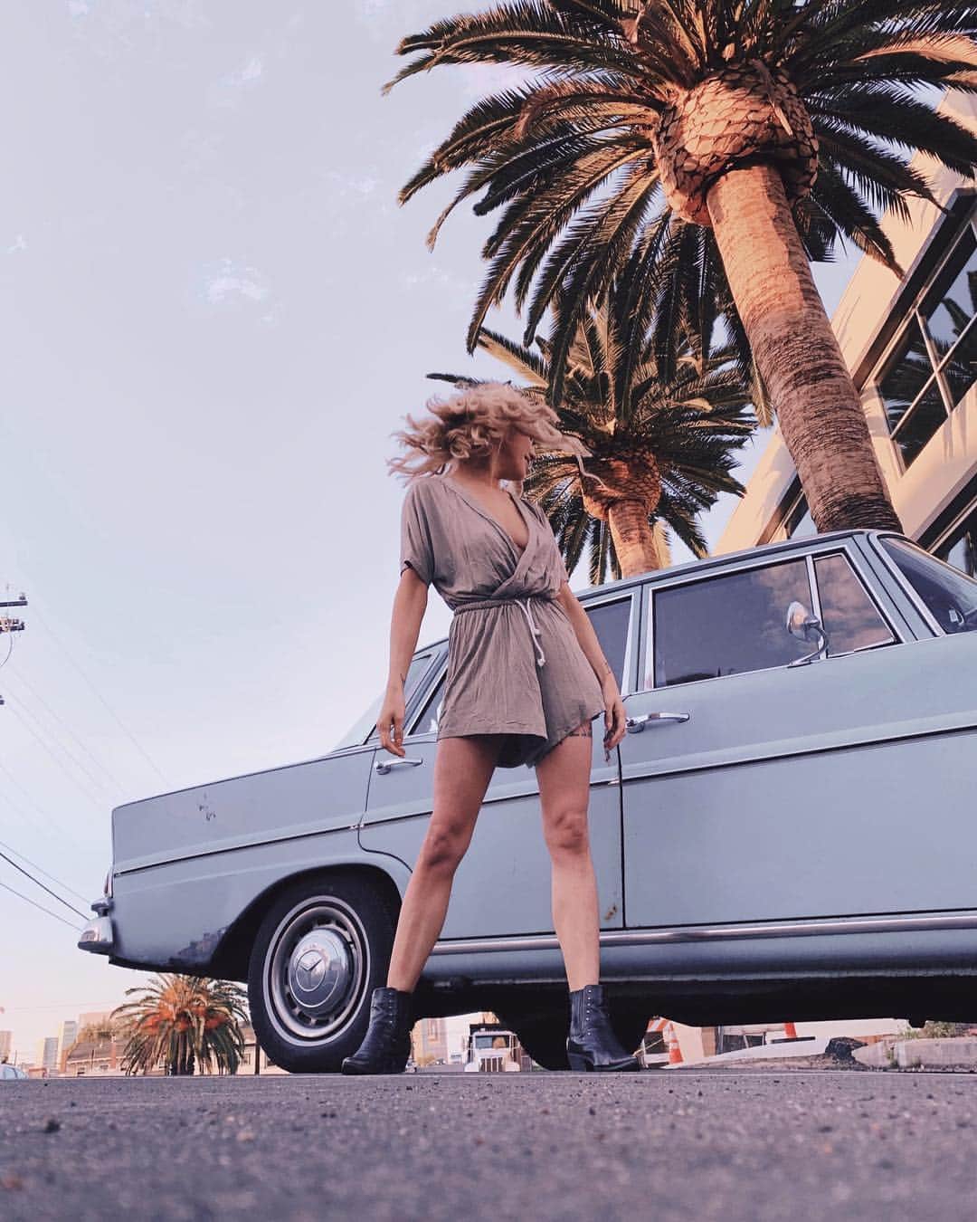 のインスタグラム：「Happy final weekend of April 🌴」