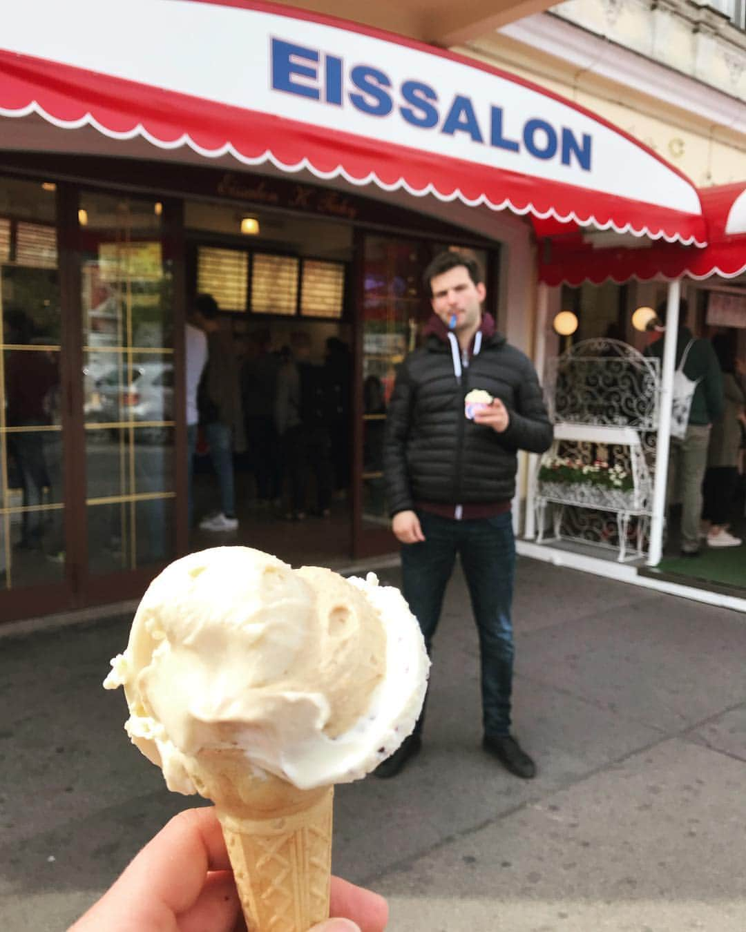 ミリアム・ツィーグラーのインスタグラム：「Oh this? It’s just some of my favourite things in one photo 🙌🏻🥰 #favouriteicecream #favouritecity #favouriteboy」