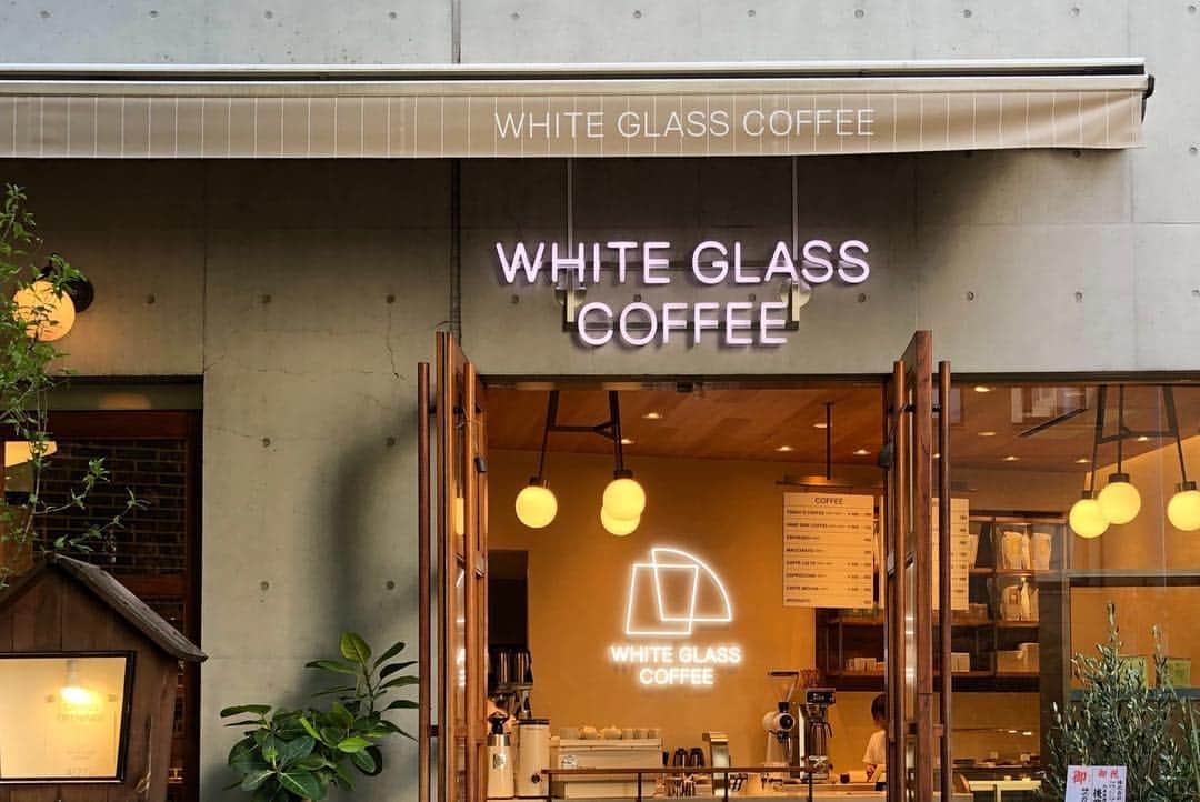 green bean to bar CHOCOLATEさんのインスタグラム写真 - (green bean to bar CHOCOLATEInstagram)「. WHITE GLASS COFFEE FUKUOKA☕️ @whiteglasscoffee_f . greenがプロデュースする本格ロースタリーカフェの2号店が福岡・博多に本日オープンしました✨ . ブレンドコーヒーは4種類。お気に入りのブレンドを見つけたり、その日の気分に合わせてお選びいただけます。 . 開放的なテラス席で緑を感じながらお過ごしいただくのがおススメ🌿 . もちろんビーントゥバーを使ったドリンクやスイーツもお楽しみいただけます！ . . #greenbeantobarchocolate  #beantobar #chocolat #chocolate #craftchocolate #handmadechocolate #allhandmade #nakameguro #tenjin #cacao #カカオ #グリーンビーントゥバーチョコレート #中目黒  #渋谷 #天神 #博多 #チョコレート #ショコラ #ビーントゥバー #カフェ #コーヒー #coffee」4月28日 0時16分 - greenbeantobar_chocolate