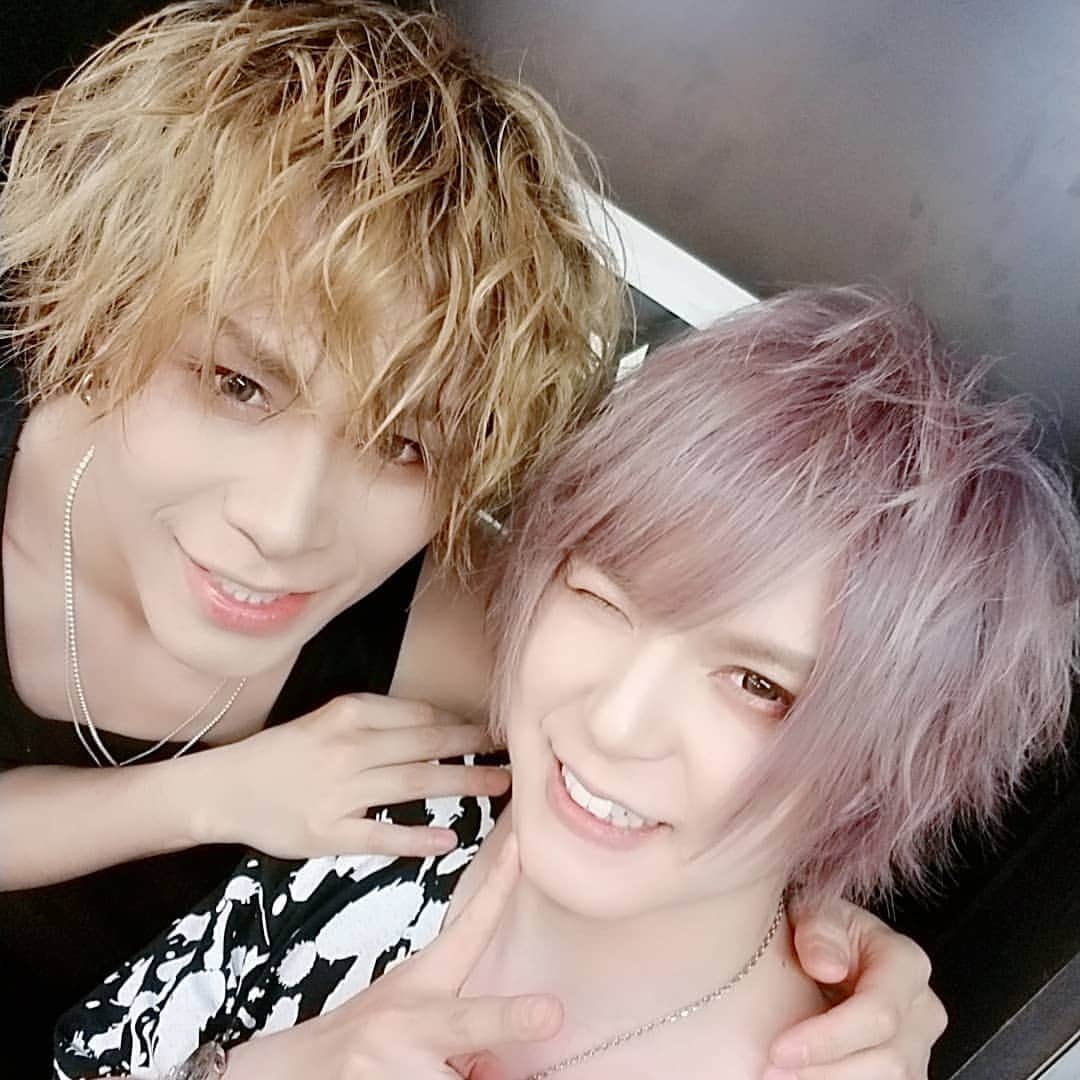 Yusukeさんのインスタグラム写真 - (YusukeInstagram)「池袋EDGEにてGTBサポートでしたー！！！ 今日も楽しかった❗❗❗❗❗ そして個人的には平成ラストライブでしたー(*^ー^)ノ よい締めくくりでした✨ 令和もよろしく！！！！！ #平成最後  #平成ラストライブ #平成ラスト #GTB #楽しかった #ライブ #平成ありがとう  #令和  #池袋」4月28日 0時17分 - hero_yusuke