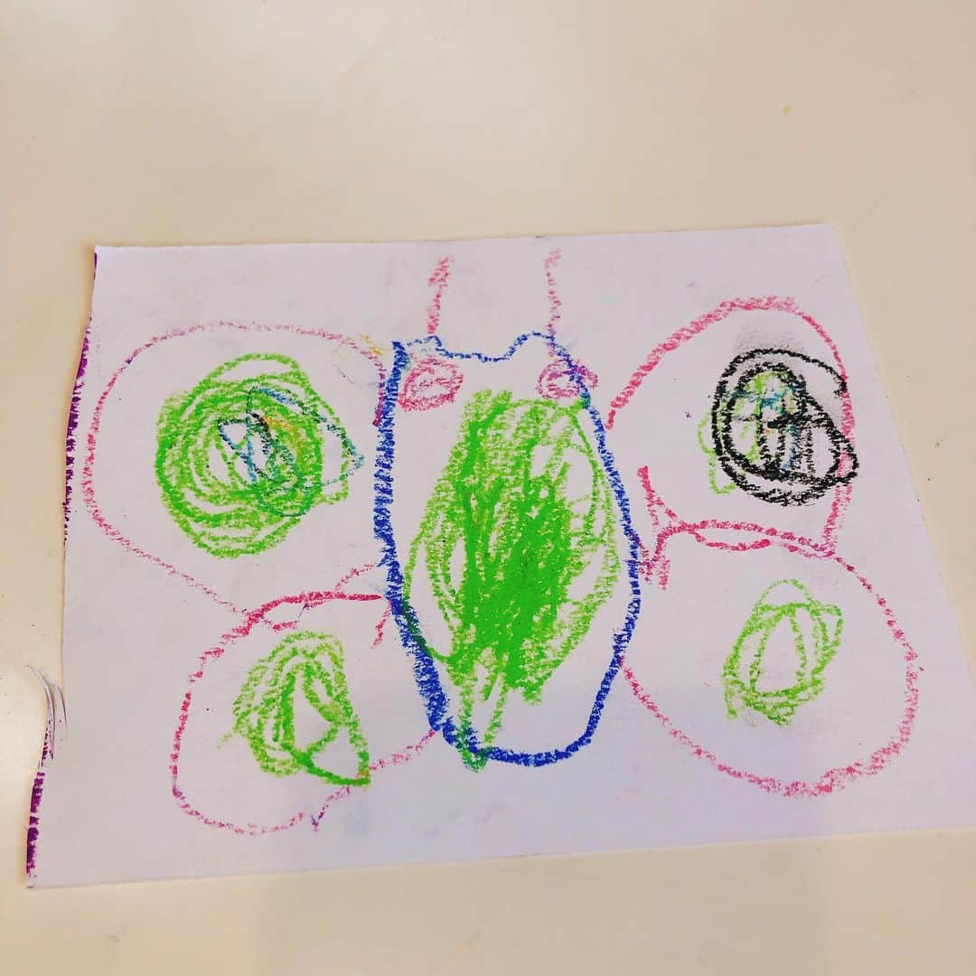 松藤あつこさんのインスタグラム写真 - (松藤あつこInstagram)「3歳4ヶ月。 娘、初めてのアート教室 体験。  園での様子は全く見れないので、娘の知らない一面が見られたり、楽しい時間でした…♡ みんな個性あって発言が可愛くて終始キュンキュン💓  お花が咲く絵本を読んでもらって、好きな色で種を作り、お花を咲かせました(^^) (一番左、娘作。) 雑な息子と違って… 色ぬりも筆使いもハサミ使いも慎重で丁寧な娘にびっくり！！！ (母とも違うわw)  丸しか描けなかった子が、蝶々描けて、これまたビックリ‼️ 2人目は勝手に育っていた… ↑母が余計なこと言ったら…黒が足されてしまった…反省  #子供の成長 #アート #アート教室 #兄への憧れ #やっとスタート #3歳4ヶ月 #あっという間 #とは言え #長かった #大変だった子が #すっかり #しっかり #おねぇさん #親バカ部」4月28日 0時21分 - atsukomatsufuji