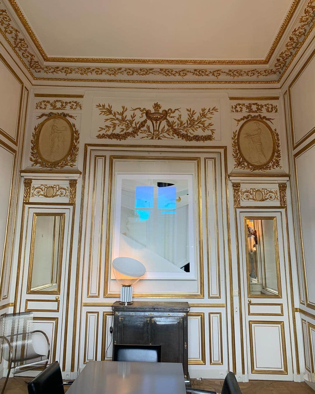 ニコラ・ジェスキエールのインスタグラム：「My very French drawing room at home ✍️」