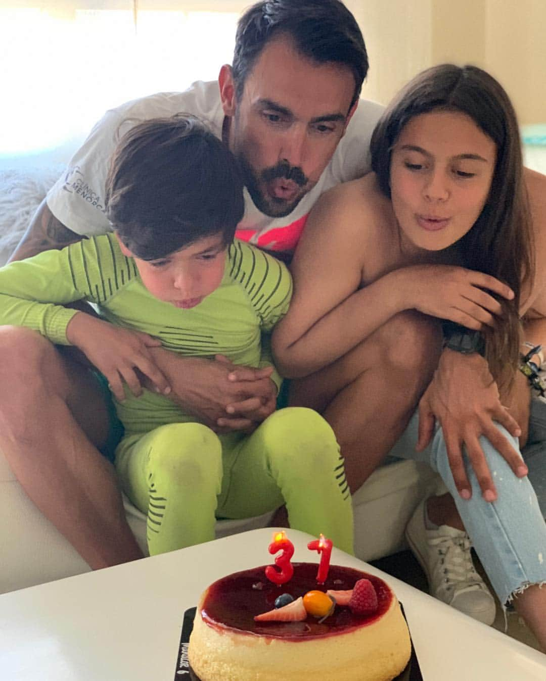 ジョルディ・コディーナさんのインスタグラム写真 - (ジョルディ・コディーナInstagram)「Celebrando mi cumple #37 con lo mejor q tengo... os quiero hijos!! @_claauucoodiinaa_ #lucca ❤️」4月28日 0時29分 - codina30