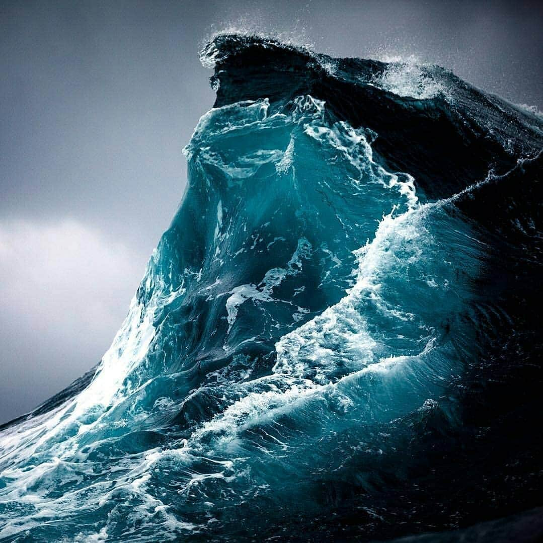 Discover Earthさんのインスタグラム写真 - (Discover EarthInstagram)「There is just something so powerful about these shots of waves breaking ! Which photo do you like the most ? 🌊  Share this with someone who will love the power of these shots ! — 📍#DiscoverEarth — 📸 Photos by @warrenkeelan ​」4月28日 0時49分 - discoverearth