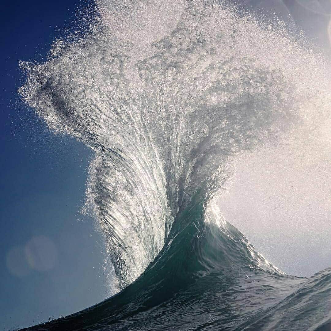 Discover Earthさんのインスタグラム写真 - (Discover EarthInstagram)「There is just something so powerful about these shots of waves breaking ! Which photo do you like the most ? 🌊  Share this with someone who will love the power of these shots ! — 📍#DiscoverEarth — 📸 Photos by @warrenkeelan ​」4月28日 0時49分 - discoverearth