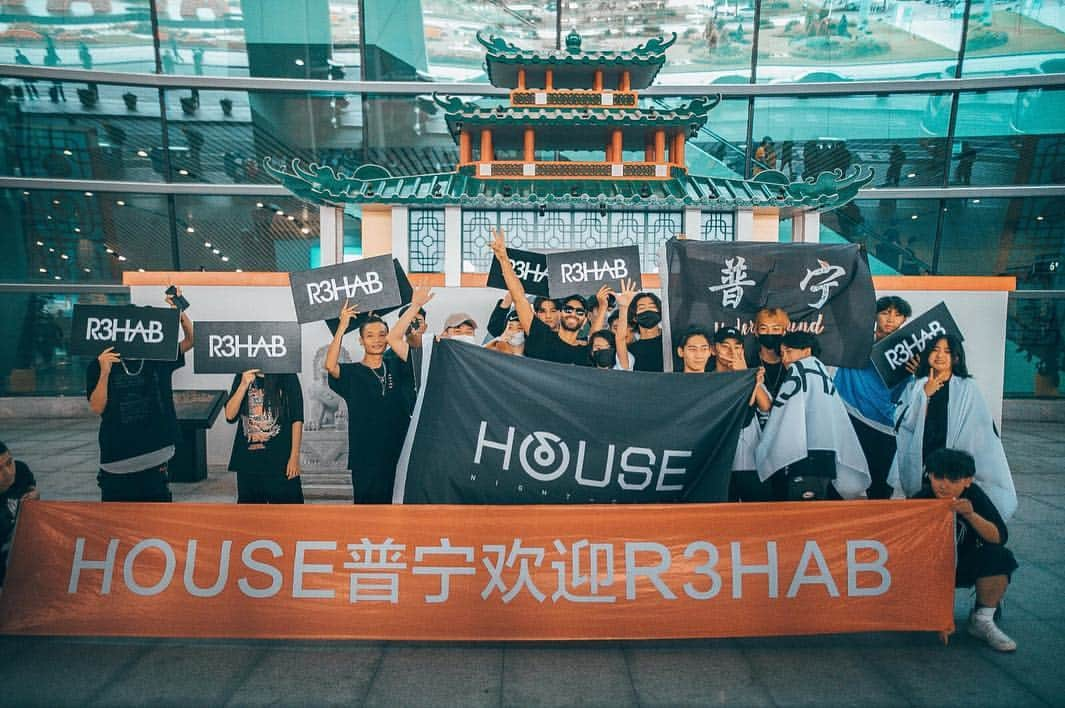 R3habさんのインスタグラム写真 - (R3habInstagram)「Arrived at the airports and had so many fans waiting 💜💜⁣ ⁣ I love you!!!」4月28日 0時50分 - r3hab