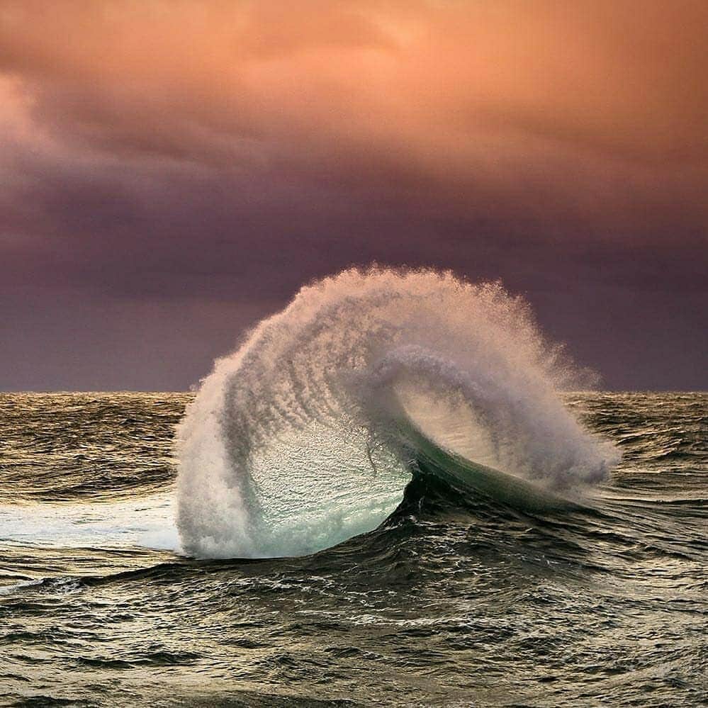 Discover Earthさんのインスタグラム写真 - (Discover EarthInstagram)「There is just something so powerful about these shots of waves breaking ! Which photo do you like the most ? 🌊  Share this with someone who will love the power of these shots ! — 📍#DiscoverEarth — 📸 Photos by @warrenkeelan ​」4月28日 0時49分 - discoverearth