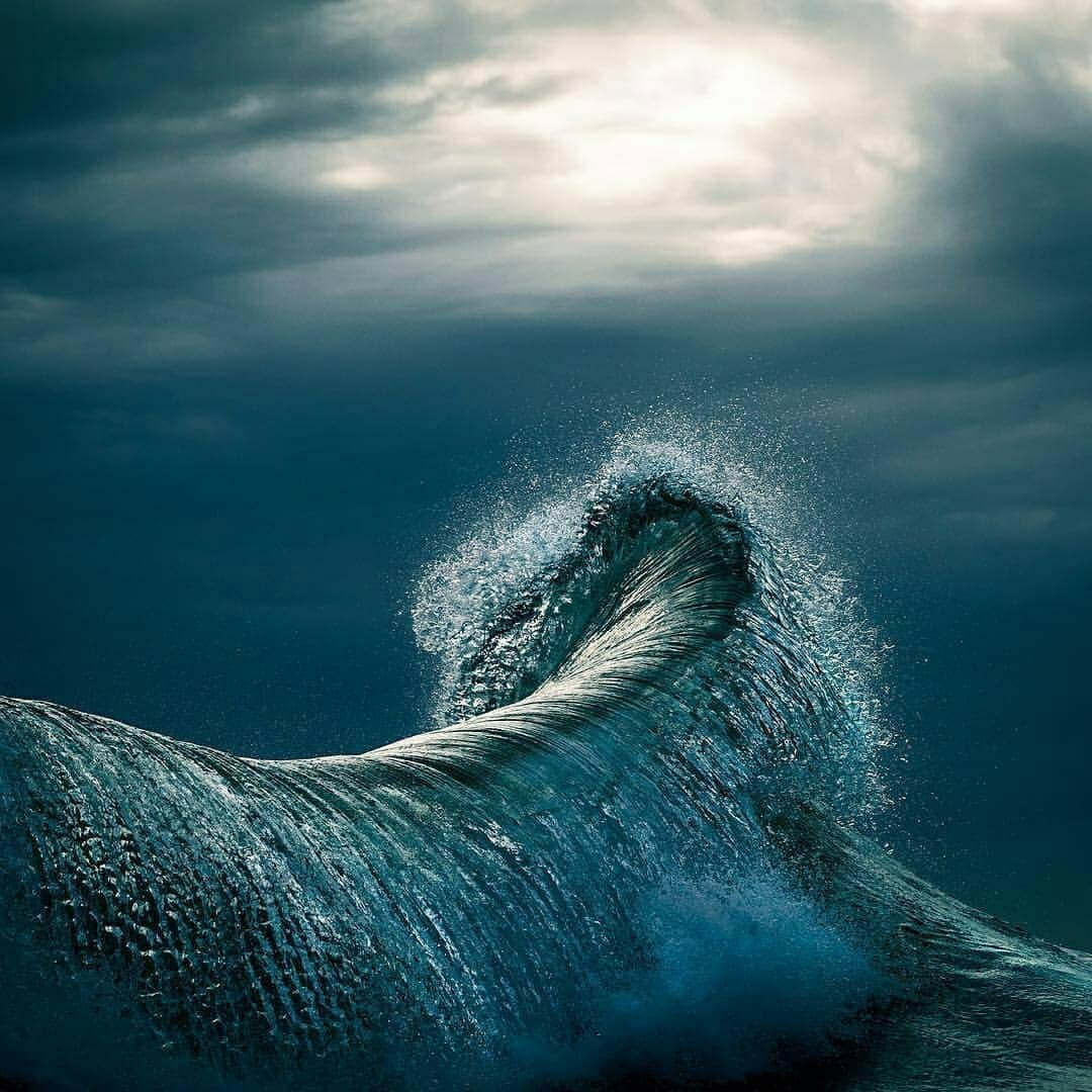 Discover Earthさんのインスタグラム写真 - (Discover EarthInstagram)「There is just something so powerful about these shots of waves breaking ! Which photo do you like the most ? 🌊  Share this with someone who will love the power of these shots ! — 📍#DiscoverEarth — 📸 Photos by @warrenkeelan ​」4月28日 0時49分 - discoverearth