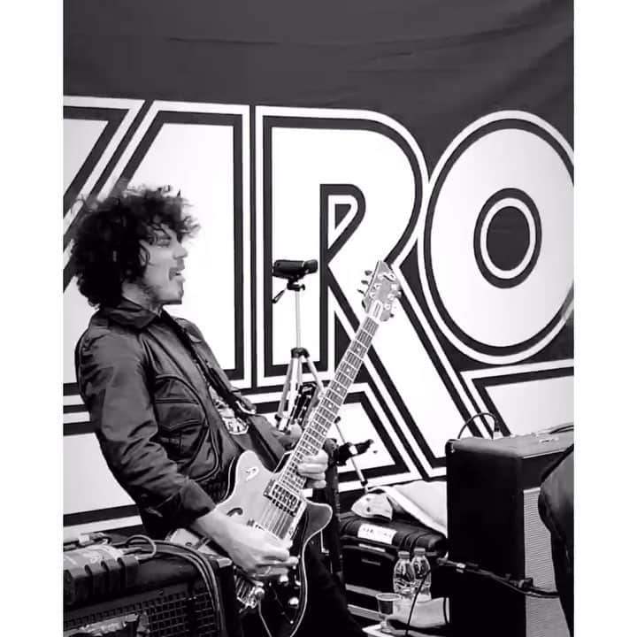 カロリーヌ・ド・メグレのインスタグラム：「@yarolpoupaud #yarolontour #BonusTracksRecords」