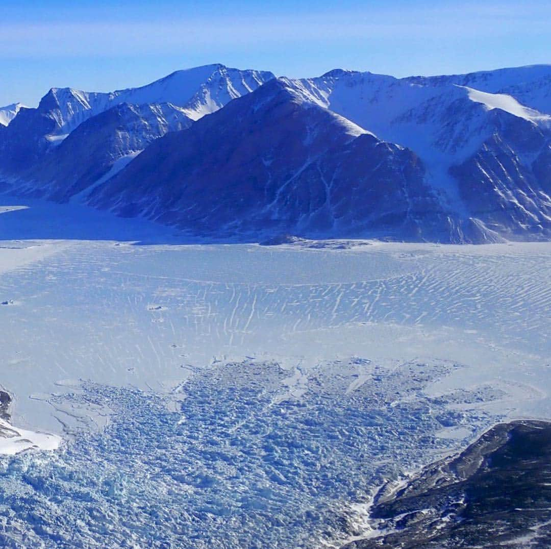 NASAさんのインスタグラム写真 - (NASAInstagram)「Look closer. You won’t see this majestic view anywhere else. 😲  After a decade of mapping Earth’s most remote polar landscapes, our Operation IceBridge enters its final year. Using a fleet of research aircraft, the mission studies annual changes in thickness of sea ice, glaciers and ice sheets to better understand connections between polar regions and the global climate system.  Now, it will hand the torch over to one of our newest satellite missions, the Ice, Cloud and land Elevation Satellite-2, also known as ICESat-2. From space, ICESat-2 will use take precise measurements of elevation that allows scientists to see where ice is flowing, melting or growing, and to investigate the global impacts of these changes.  Photo Credit: NASA  #NASA #Views #IceIceBaby #ColdAsIce」4月28日 0時51分 - nasa