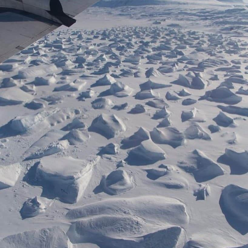 NASAさんのインスタグラム写真 - (NASAInstagram)「Look closer. You won’t see this majestic view anywhere else. 😲  After a decade of mapping Earth’s most remote polar landscapes, our Operation IceBridge enters its final year. Using a fleet of research aircraft, the mission studies annual changes in thickness of sea ice, glaciers and ice sheets to better understand connections between polar regions and the global climate system.  Now, it will hand the torch over to one of our newest satellite missions, the Ice, Cloud and land Elevation Satellite-2, also known as ICESat-2. From space, ICESat-2 will use take precise measurements of elevation that allows scientists to see where ice is flowing, melting or growing, and to investigate the global impacts of these changes.  Photo Credit: NASA  #NASA #Views #IceIceBaby #ColdAsIce」4月28日 0時51分 - nasa