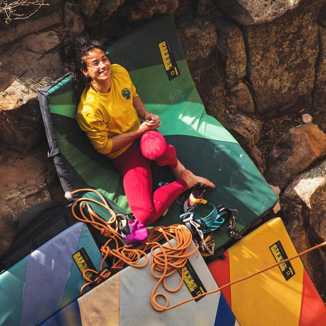 ニーナ・ウィリアムズさんのインスタグラム写真 - (ニーナ・ウィリアムズInstagram)「This photo pretty much sums up my process of climbing tall boulders: a sea of @organicclimbing pads, a tangle of rope gear, and a big goofy smile. Happy to be out in the sun, looking at pretty lines ☀️😌 . @bearcam 🐻📸 #climbing #bouldering」4月28日 0時57分 - sheneenagins