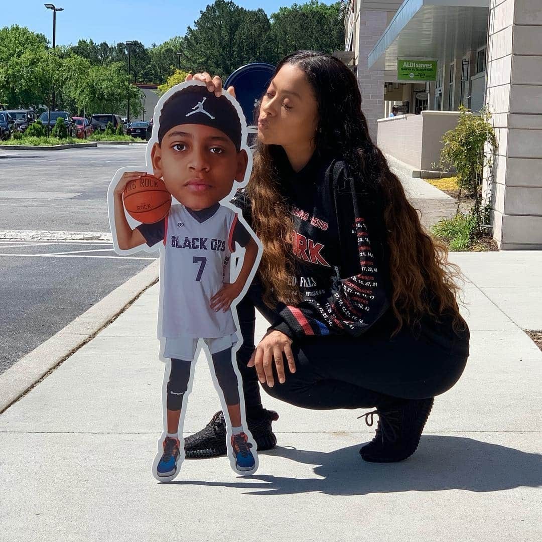 ラ・ラ・アンソニーさんのインスタグラム写真 - (ラ・ラ・アンソニーInstagram)「When being a basketball mom goes too far 🤣🤣🤣🤣Kiyan is so f$%kin EMBARRASSED!!!🤣🤣he won’t take a pic with me‼️‼️🤣🤣」4月28日 1時00分 - lala