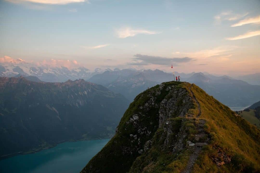 エディー・バウアーさんのインスタグラム写真 - (エディー・バウアーInstagram)「You don’t have to travel all the way to Switzerland for adventure, but if you do, it’s worth every mile.  #WhyIHike #LiveYourAdventure」4月28日 1時00分 - eddiebauer