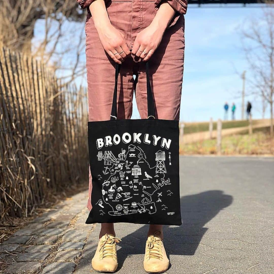 マップトートさんのインスタグラム写真 - (マップトートInstagram)「Brooklyn Bridge Park is one of our fav places in the borough! What's your favorite place in BK? Thanks for the shot @brialanger . . . . . #maptote #madeinusa #madeinbrooklyn #brooklynbridgepark #dumbo」4月28日 1時01分 - maptote