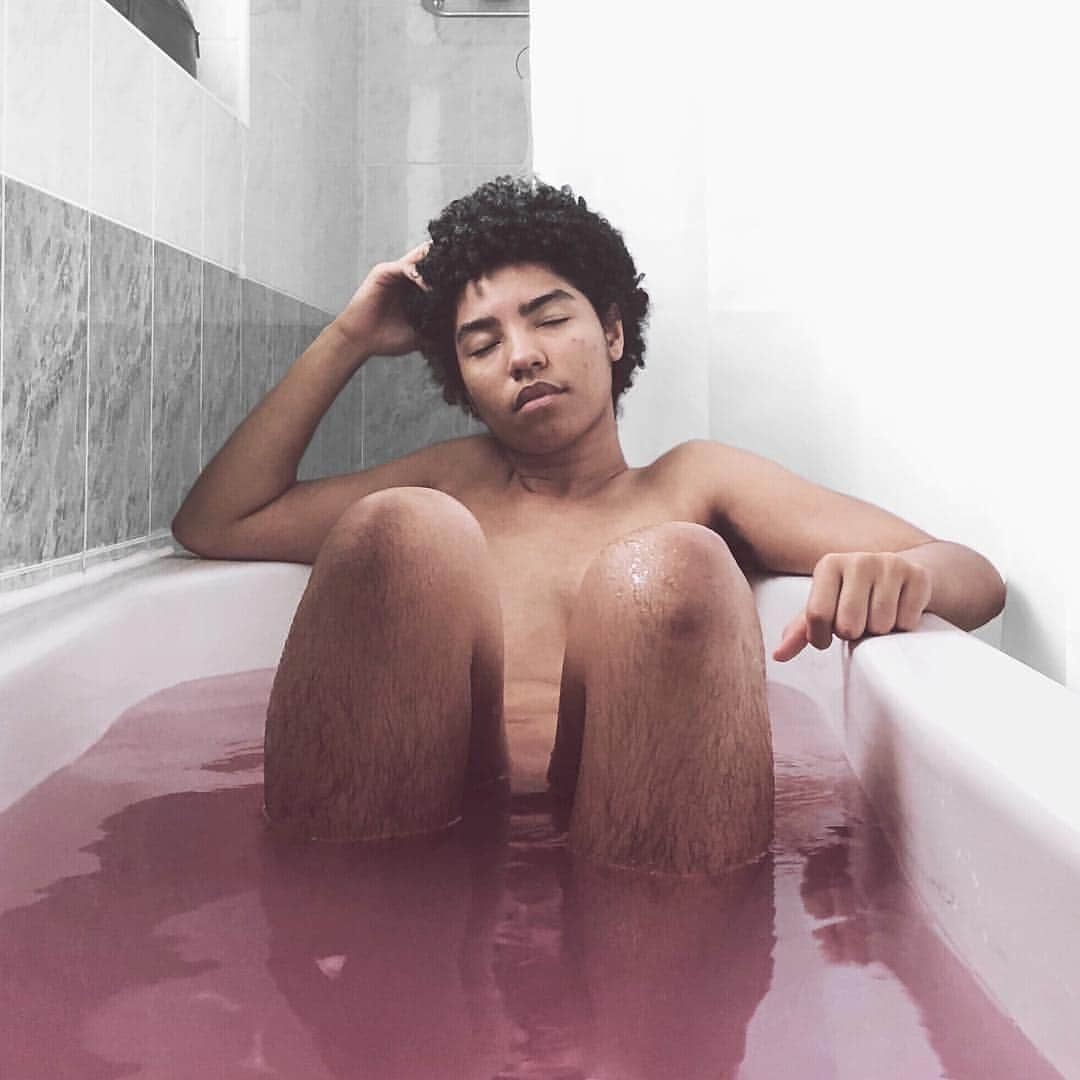 LUSH Cosmeticsさんのインスタグラム写真 - (LUSH CosmeticsInstagram)「Bathe in jasmine-scented bliss. Sex Bomb Bath Bomb's sensual fragrance lets your problems drift away in the form of a great...soak. Soy milk adds a hint of skin softening goodness. ❤️🥰 / 📷 @notinbisible」4月28日 1時02分 - lushcosmetics