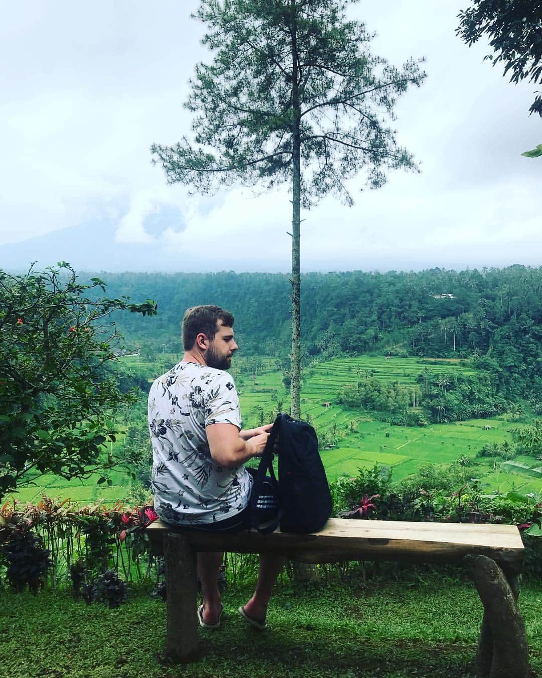 ニキータ・ボチュコフのインスタグラム：「Вид на рисовые поля и на вулкан 🌋 Агунг #travel #travelblogger #bali #baliindonesia #amazing」