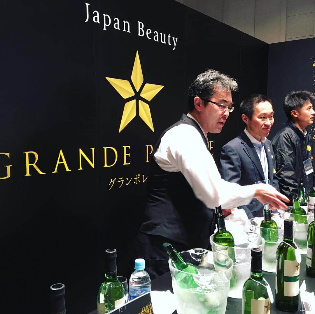 ひぐち君さんのインスタグラム写真 - (ひぐち君Instagram)「ワインアベニューへ🍷 乾杯はテタンジェからスタートし、各ブースを巡ると、120分の豪華な世界旅行。 ステージ上では、グランポレール醸造家の渡邉さんのトークショー。日本の品種で唯一ヴィティス・ヴィニフェラの遺伝子を受け継ぐ甲州の説明など、皆さんグラス片手に耳を傾ける。 グランポレールブースの行列を見て、日本ワインの盛り上がりを再確認させていただきました。 #wineavenue 2019 #ワインアベニュー  #サッポロビール #恵比寿ガーデンプレイス #恵比寿 #tokyo #グランポレール #penfolds  #yellowtail  #australia 🇦🇺 #marquesderiscal  #spain 🇪🇸 #matua #newzealand 🇳🇿 #taittinger  #champagne 🇫🇷 #wine #vin #vino #winetime #winelover #instawine #wineexpert」4月28日 1時06分 - higehiguchi