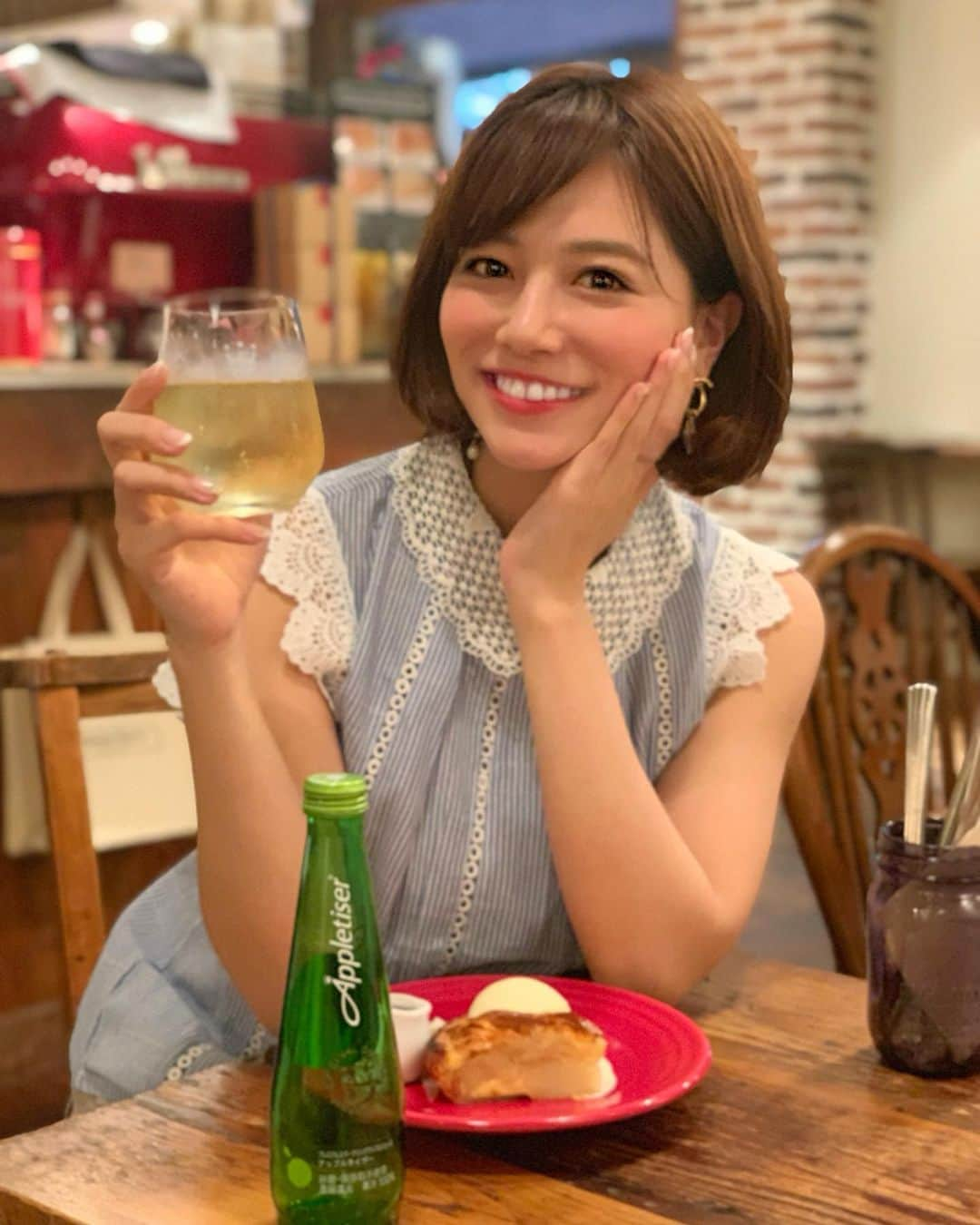 石井里奈さんのインスタグラム写真 - (石井里奈Instagram)「こんにちは❣ おやつは里奈ログ🥰✌️ . お仕事おわりに頑張ったご褒美で、大好きなGRANNY SMITHへ🥰🍎 . 小さい頃から石井家ではよくりんごを食べる家庭だったのでりんごが大好きな私🥰✨ . いろんな種類のアップルパイがあって、どれもおいしそうでめっちゃ悩んだけど カスタード入りのイングランドカスタードをセレクト😚❣️ . とことんりんごを楽しみたくて、ドリンクはアップルタイザー🍎🍾 . ノンアルコールだけど、シャンパンみたいでお仕事終わりのドリンクにはぴったり✨✨すっきりした甘さに疲れもふっとんじゃう🥺 . しかも砂糖不使用っていうのがまたうれしい発見😆❗️頑張った自分にたまにはご褒美をあげることも大切ですよん❣️ . GRANNY SMITH APPLE PIE & COFFEE 青山店 ☎︎03-3486-5581 . #りなまるグルメ #グルメ #apple #りんご #アップルパイ #applepie #aoyama #青山 #インスタ映えスイーツ #fruit #表参道 #アップルタイザー #アップルタイザーカフェ部 #砂糖不使用 #ノンアルコール #カフェ #カフェスタグラム #インスタ映え #スイーツ #スイーツ女子 #sweet #sweets #女子会 #happy #smile #カフェ巡り #food #ケーキ #cake」4月27日 16時07分 - ri7tin1025