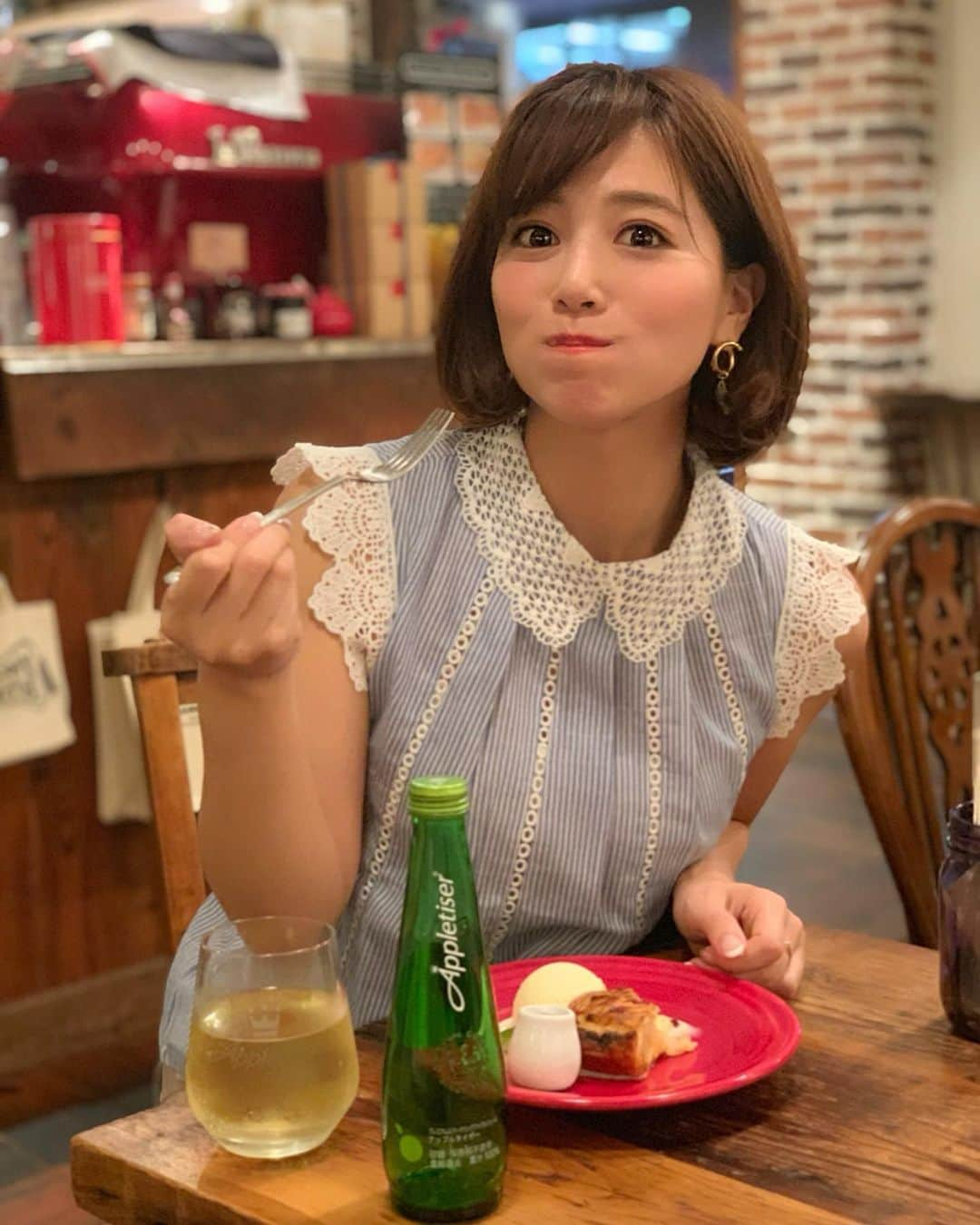 石井里奈さんのインスタグラム写真 - (石井里奈Instagram)「こんにちは❣ おやつは里奈ログ🥰✌️ . お仕事おわりに頑張ったご褒美で、大好きなGRANNY SMITHへ🥰🍎 . 小さい頃から石井家ではよくりんごを食べる家庭だったのでりんごが大好きな私🥰✨ . いろんな種類のアップルパイがあって、どれもおいしそうでめっちゃ悩んだけど カスタード入りのイングランドカスタードをセレクト😚❣️ . とことんりんごを楽しみたくて、ドリンクはアップルタイザー🍎🍾 . ノンアルコールだけど、シャンパンみたいでお仕事終わりのドリンクにはぴったり✨✨すっきりした甘さに疲れもふっとんじゃう🥺 . しかも砂糖不使用っていうのがまたうれしい発見😆❗️頑張った自分にたまにはご褒美をあげることも大切ですよん❣️ . GRANNY SMITH APPLE PIE & COFFEE 青山店 ☎︎03-3486-5581 . #りなまるグルメ #グルメ #apple #りんご #アップルパイ #applepie #aoyama #青山 #インスタ映えスイーツ #fruit #表参道 #アップルタイザー #アップルタイザーカフェ部 #砂糖不使用 #ノンアルコール #カフェ #カフェスタグラム #インスタ映え #スイーツ #スイーツ女子 #sweet #sweets #女子会 #happy #smile #カフェ巡り #food #ケーキ #cake」4月27日 16時07分 - ri7tin1025