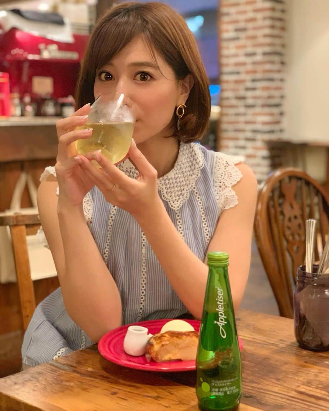 石井里奈さんのインスタグラム写真 - (石井里奈Instagram)「こんにちは❣ おやつは里奈ログ🥰✌️ . お仕事おわりに頑張ったご褒美で、大好きなGRANNY SMITHへ🥰🍎 . 小さい頃から石井家ではよくりんごを食べる家庭だったのでりんごが大好きな私🥰✨ . いろんな種類のアップルパイがあって、どれもおいしそうでめっちゃ悩んだけど カスタード入りのイングランドカスタードをセレクト😚❣️ . とことんりんごを楽しみたくて、ドリンクはアップルタイザー🍎🍾 . ノンアルコールだけど、シャンパンみたいでお仕事終わりのドリンクにはぴったり✨✨すっきりした甘さに疲れもふっとんじゃう🥺 . しかも砂糖不使用っていうのがまたうれしい発見😆❗️頑張った自分にたまにはご褒美をあげることも大切ですよん❣️ . GRANNY SMITH APPLE PIE & COFFEE 青山店 ☎︎03-3486-5581 . #りなまるグルメ #グルメ #apple #りんご #アップルパイ #applepie #aoyama #青山 #インスタ映えスイーツ #fruit #表参道 #アップルタイザー #アップルタイザーカフェ部 #砂糖不使用 #ノンアルコール #カフェ #カフェスタグラム #インスタ映え #スイーツ #スイーツ女子 #sweet #sweets #女子会 #happy #smile #カフェ巡り #food #ケーキ #cake」4月27日 16時07分 - ri7tin1025