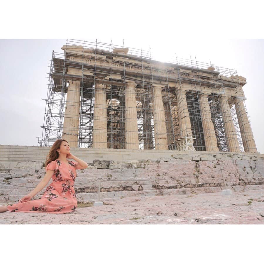 市原彩花さんのインスタグラム写真 - (市原彩花Instagram)「ギリシャ🇬🇷パルテノン神殿🏛 2500年前に建てられた神殿🏛 修復中だったけど、それを感じさせないくらい素敵だった✨ 社会の教科書で何度も見たものが目の前に〜感激😆✨ #ギリシャ#greece#アテネ#athens#ギリシャ旅行#パルテノン神殿#parthenon#アクロポリス#acropolis#世界一周#世界一周旅行#世界一周航空券#海外旅行#旅行#trip#travel#プロトラベラー#スターアライアンス#staralliance . いよいよGWスタートだねっ🤗 みんなは何するの？😊 #tabirepo#ベルトラ#2019gwベルトラ公認レポーター @veltra_official」4月27日 16時09分 - ayaka_ichihara