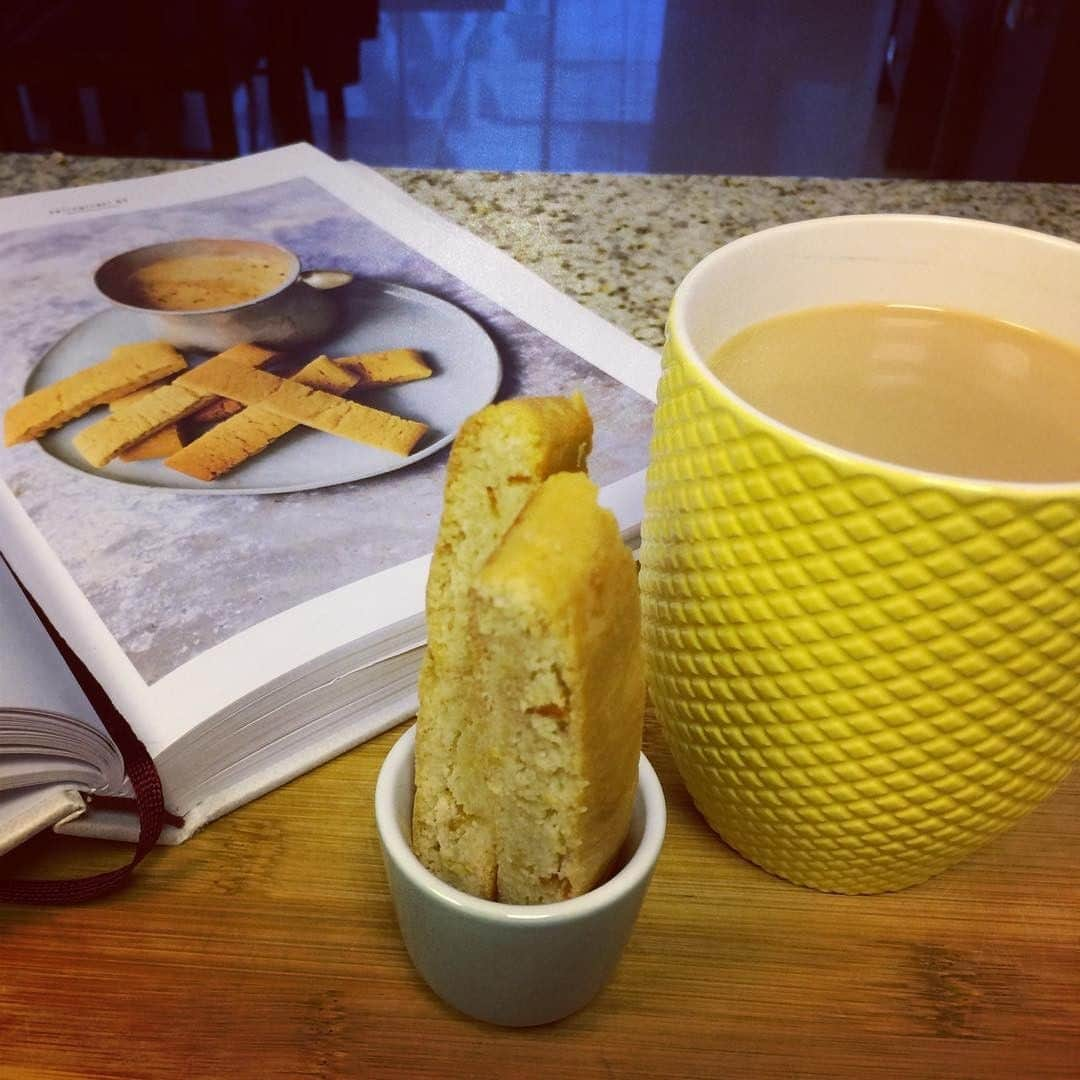 レイチェル・クーさんのインスタグラム写真 - (レイチェル・クーInstagram)「Nothing better than a little sweet treat and a cuppa tea ☕ served in a gorgeous ceramic mug 💛 Shout-out to @heart_of_crafts for this delicious version of my Swedish marmalade biscotti from #TheLittleSwedishKitchen 🇸🇪」4月27日 16時17分 - rachelkhooks