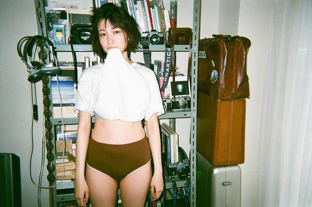 花盛友里のインスタグラム：「やん♡  茶色はルミネ新宿ラヴィジュール限定カラー！  #花盛コラボ下着 #脱いでみた」