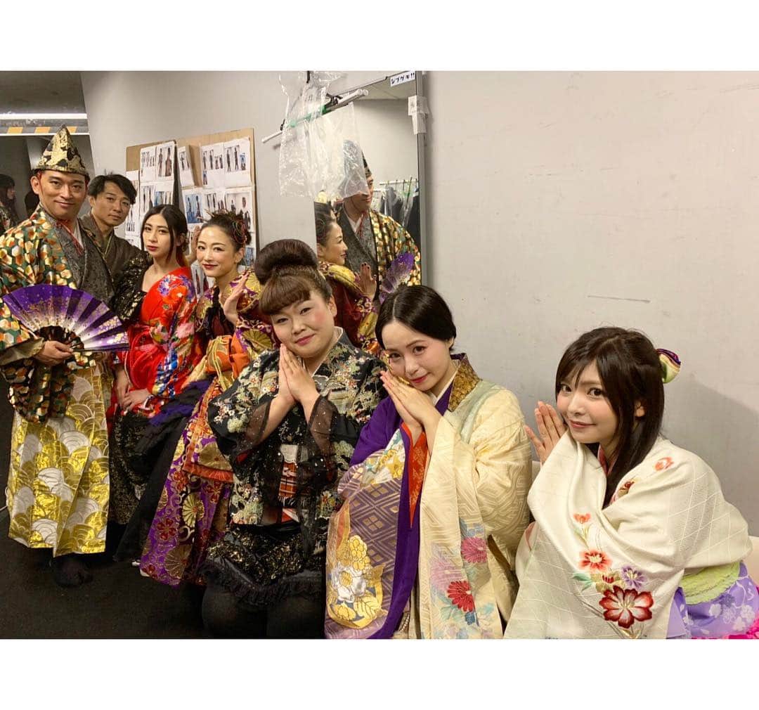 西谷麻糸呂さんのインスタグラム写真 - (西谷麻糸呂Instagram)「#真YOSHITSUNE 4日目公演です🌼  平‪宗盛‬殿を囲みました。ご満悦そうです…👨‍👧‍👧 本日もシブゲキ‼︎でお待ちしてます👘 * * * #japan #tokyo #japanese #真yoshitsune #舞台 #時代劇 #stage #cbgk #シブゲキ」4月27日 16時22分 - mashiron21