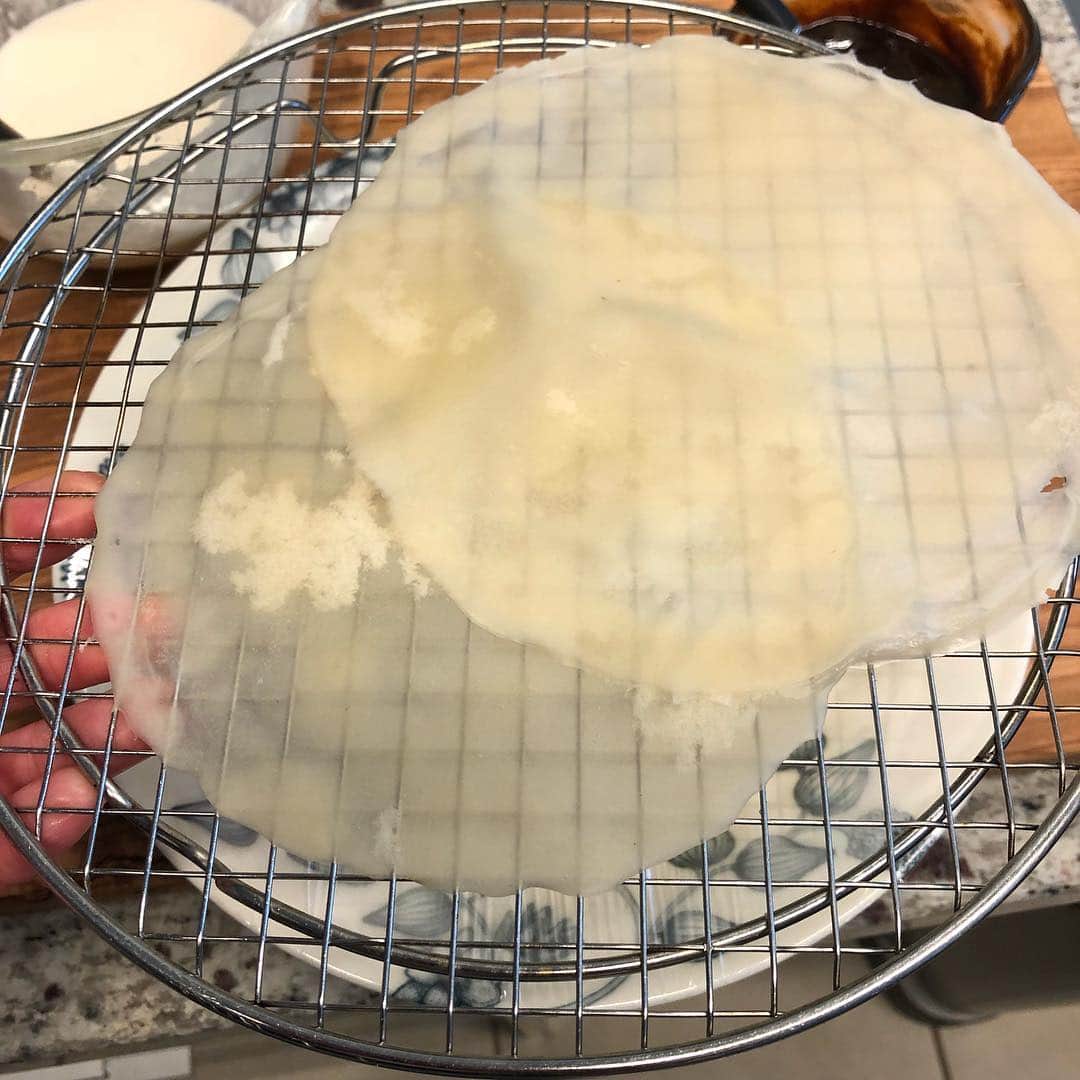工藤静香さんのインスタグラム写真 - (工藤静香Instagram)「何でも包みたくなるから、包む皮が足りなくなる(^^) 北京ダックの代わりにはならないけど😊鶏の胸肉で。 その他とにかく野菜😊 皮は好きな大きさに作ります。」4月27日 16時32分 - kudo_shizuka