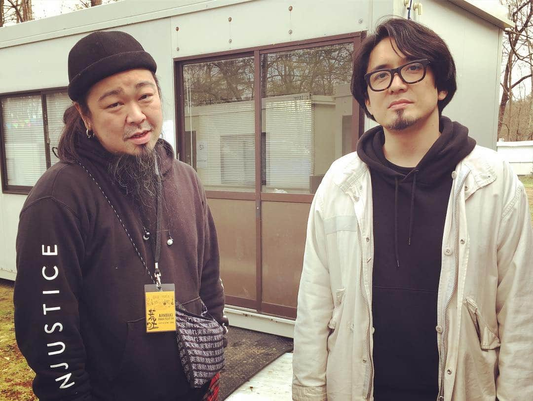 橋本塁さんのインスタグラム写真 - (橋本塁Instagram)「ARABAKI ROCK FEST 19サウシュー写真展名物サプライズ弾き語りライブ終了！フルカワユタカとHAWAIIAN6のYUTAの弾き語り！最高でした！明日も正午発表でサプライズ弾き語りするので是非SNSをチェックをば！引き続き写真展ブースでお待ちしてます！ #hawaiian6 #フルカワユタカ #arabaki  #arabakirockfest #サウシュー #荒吐 #アラバキ」4月27日 16時24分 - ruihashimoto