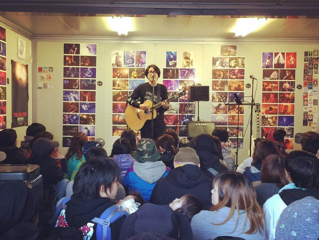 橋本塁さんのインスタグラム写真 - (橋本塁Instagram)「ARABAKI ROCK FEST 19サウシュー写真展名物サプライズ弾き語りライブ終了！フルカワユタカとHAWAIIAN6のYUTAの弾き語り！最高でした！明日も正午発表でサプライズ弾き語りするので是非SNSをチェックをば！引き続き写真展ブースでお待ちしてます！ #hawaiian6 #フルカワユタカ #arabaki  #arabakirockfest #サウシュー #荒吐 #アラバキ」4月27日 16時24分 - ruihashimoto