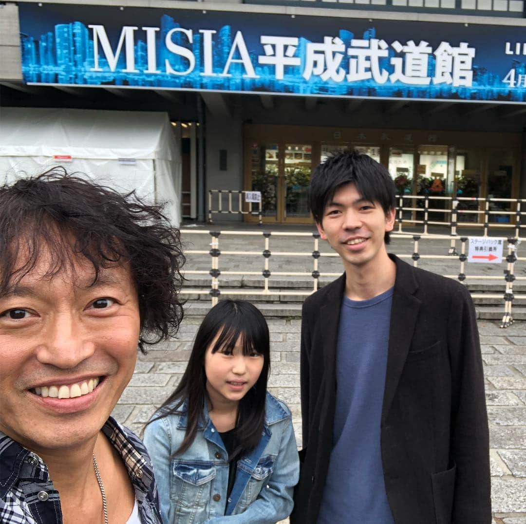 日野賢二さんのインスタグラム写真 - (日野賢二Instagram)「Misia Day 2@Budokan! Brought my daughter Yua to sound check! Misiaの現場に娘をちょっとだけ。。。^_^」4月27日 16時25分 - jinobass