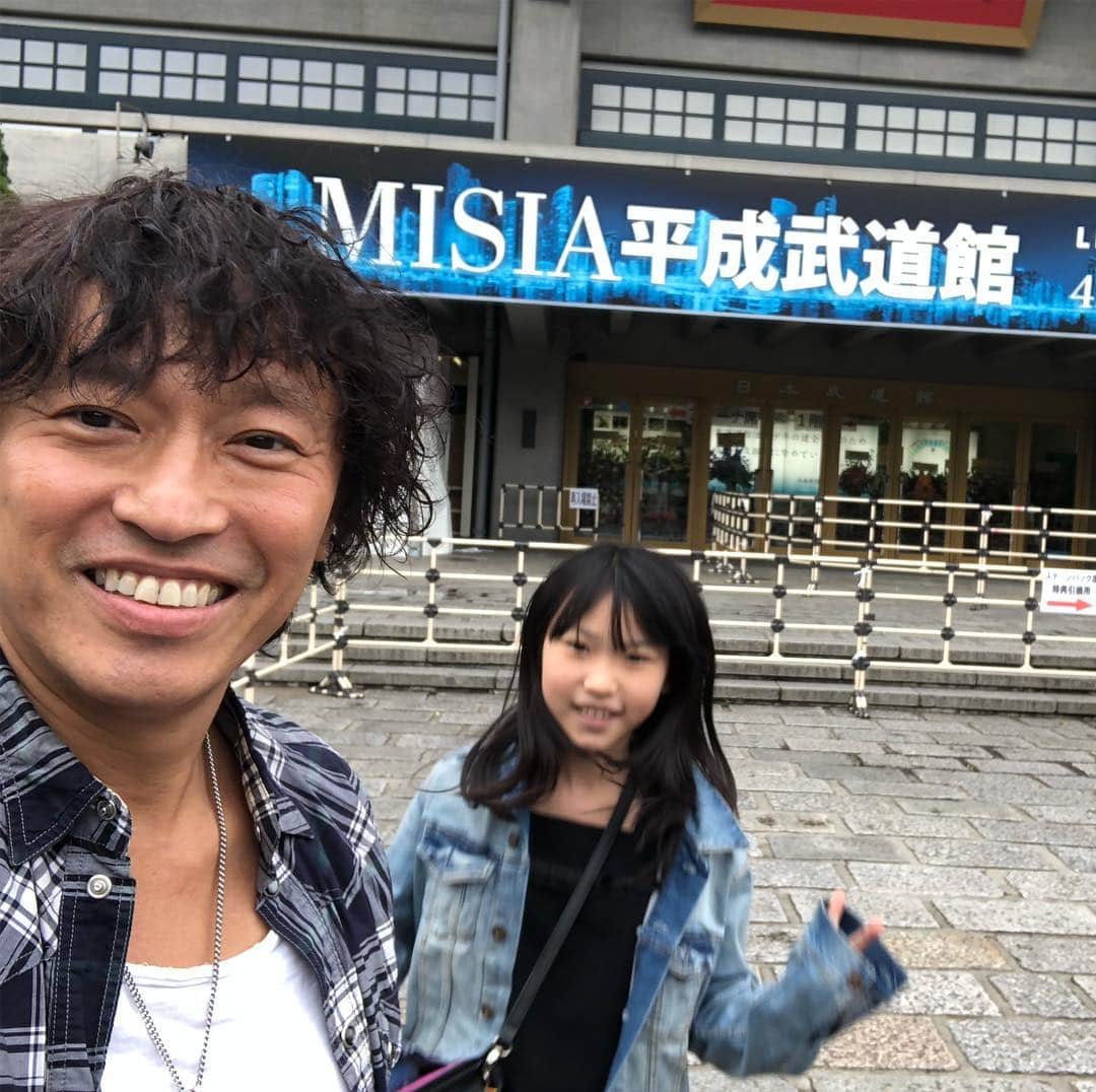 日野賢二のインスタグラム：「Misia Day 2@Budokan! Brought my daughter Yua to sound check! Misiaの現場に娘をちょっとだけ。。。^_^」