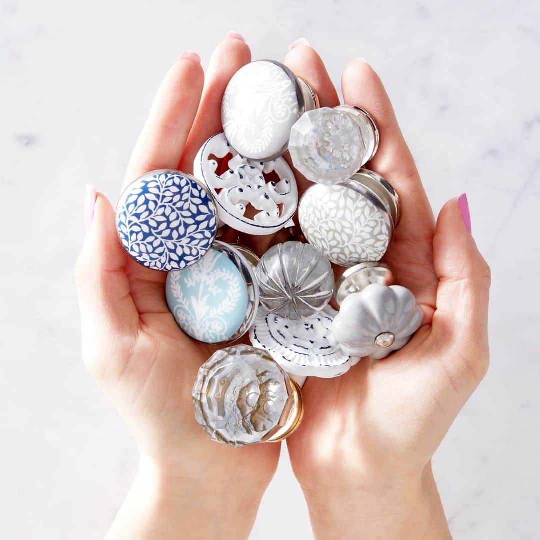 ローラアシュレイのインスタグラム：「Revitalise your furniture with the perfect finishing touches ✨」