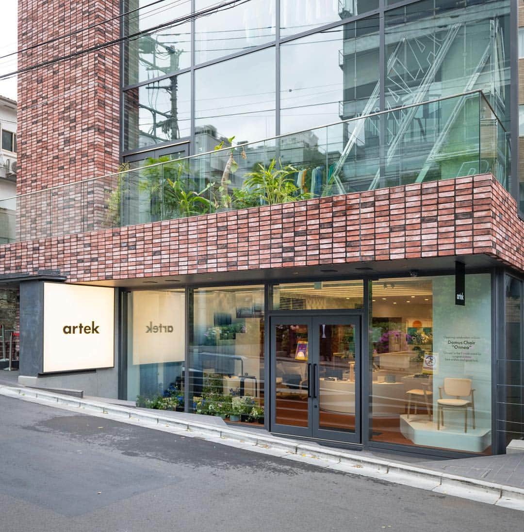 Artekさんのインスタグラム写真 - (ArtekInstagram)「The Artek Tokyo Store is now open for you! “We wanted to create a place where you can find a friend for life,” say Architects Daikei Mills, who  designed the 200 sqm store in Omotesando.“ One that merges the Japanese way of living with an experience of Finnish design.” Follow @artekjapan to stay in the know about events at the new space. ————————————————————————-5 – 9 – 20 Jingumae, Shibuya-ku, Tokyo Opening Hours 11:00 – 20:00 ——————————————————————#artek #artekjapan #アルテック #アルテックジャパン #alvaraalto #アルヴァアアルト #北欧 #北欧イン テリア#フィンランド #フィンランドデザイン #インテリア #インテリア好きな人と繋がりたい #アア ルト#alvaraaltosecondnature #表参道 #マリメッコ #finjpn100 #新店舗オープン#2019 #aaltointokyo #ザ コンランショップ丸の内店 #コンランショップ #コンランショップ丸の内 #東京ステーションギャラ リー #東京駅 @daikei_mills @artekjapan」4月27日 16時30分 - artekglobal