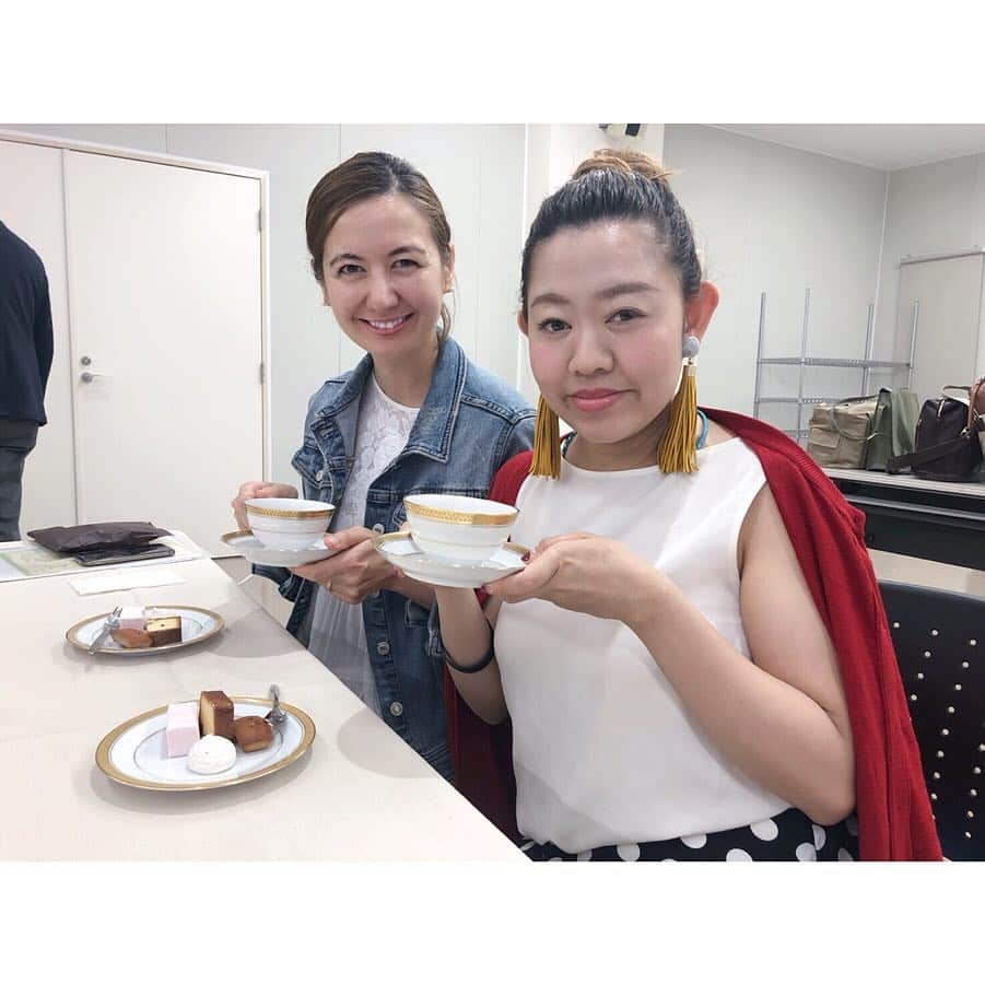 イレーネさんのインスタグラム写真 - (イレーネInstagram)「今日のWakey Wakey ちさんちshowのゲストは大ナゴヤツアーズの加藤さんでした😋 ありがとうございました😊  わたしも何度か参加させてもらっているツアー、マニアックなものから、今更聞けないこのエリアの有名どころまで、色んな角度からこのエリアの文化や伝統などを楽しむことができます。これから開催予定のツアーのリストを見ているだけで楽しい😂  わたしはこれまで河文ツアーと、ノリタケのツアーに参加したことがあります。どちらも楽しかったなー！また行きたい！リピーターが多いのも納得です。是非好みのツアー、参加してみて下さいね  安易すぎるWakey Wakeyポーズを作りました😂  #zipfm #wakeywakey #ちさんちshow #大ナゴヤツアーズ」4月27日 16時35分 - irenedewald