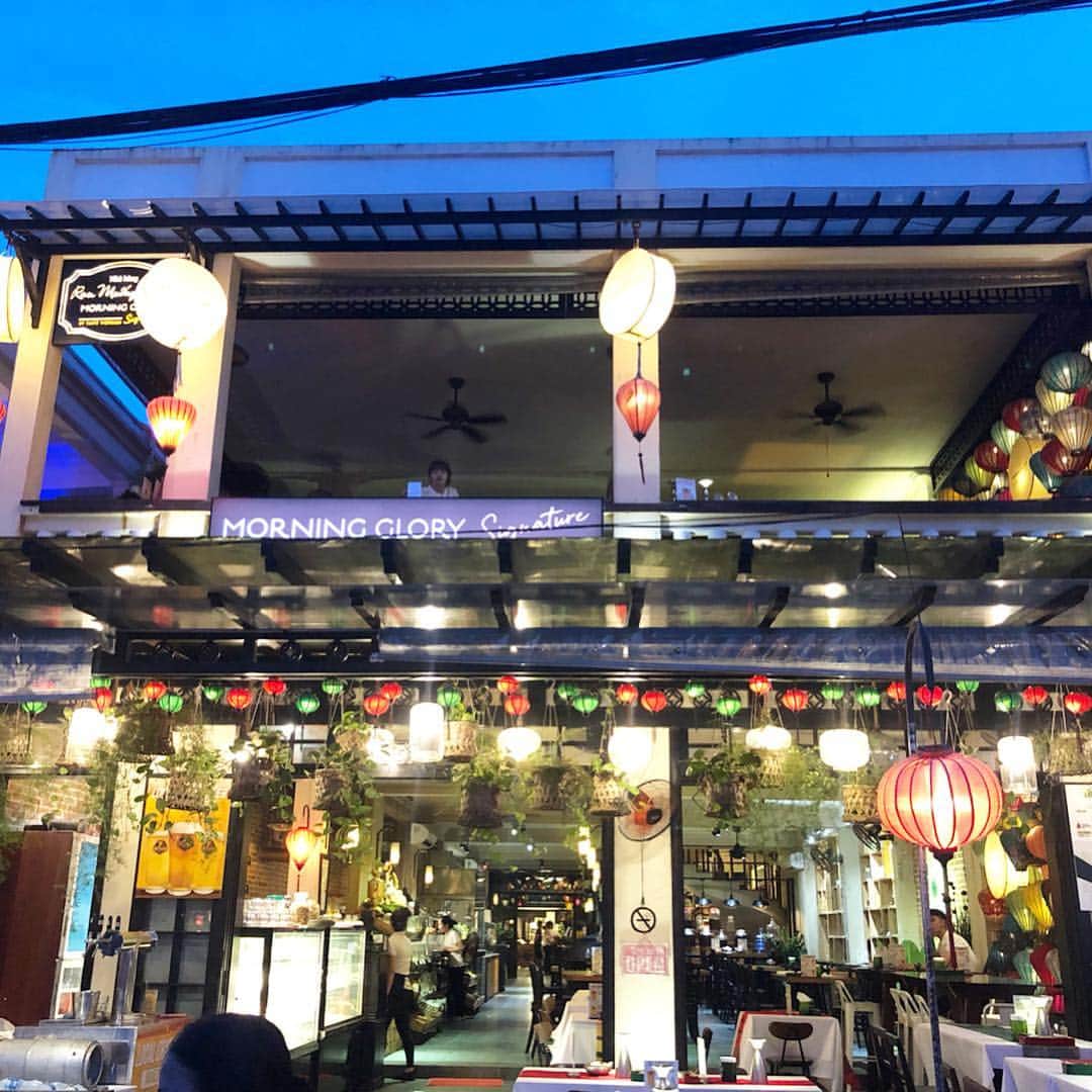 KAORI.OMURA 大村香織さんのインスタグラム写真 - (KAORI.OMURA 大村香織Instagram)「世界遺産の街、ホイアンに☺︎ ・ 宿泊ホテルから1時間30分ほどかかったんですが、行ってよかった✨ ・ 幻想的で綺麗で、何処に居るのか解らなくなったのと急成長の国の街がとても楽しそうなのを感じました！ ・ 夕暮れ前に到着できたので変わり行く景色も見れて大満足です‼️ ・ ただ道が…信号とか？があまりなくて、車もバイクも自由な運転の感じがして行く車の中でカナリ緊張しました。笑。 ・ ホイアンでは、川沿いにあるお店でベトナム🇻🇳料理をいただきましたが、どれを食べても美味しい✨ 本やネットも見ましたが、予約無しでフラフラと散歩して良さそうなお店に入りました！ ・ 良い街でしたー☺︎ ・  #ダナン #ホイアン#海外旅行#旅行#gw#gw旅行#旅#旅行好きな人と繋がりたい #ホイアン観光#ダナン観光#リゾート#danang #danangtrip #hoian ランタン#アラフォー#タビジョアラフォーライフ#fun#川沿い#平成最後の旅行#ベトナム料理#世界遺産#happy#ありがとう☺︎✨」4月27日 16時35分 - kaori.omura