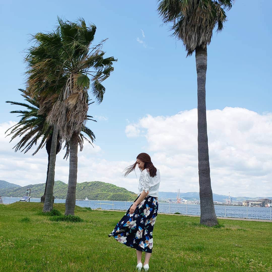 Hiromi Tomiiさんのインスタグラム写真 - (Hiromi TomiiInstagram)「ビュンビュンな風(^-^) . . 白い服は側に置いておきたい。 . . 肩からのデザインがお気に入り☺️ . New #トップス は、 #jferry_ins 　@jferry.jp (A89-049-80021) . . #海#sea#海が好きな人と繋がりたい#海が好き　 #outfit#ootd#fashion#コーデ#きょコ #fashion #fashiongram  #currentlywearing #lookbook #wiwt #whatiwore #whatiworetoday#PR」4月27日 16時42分 - hiromi.tomii