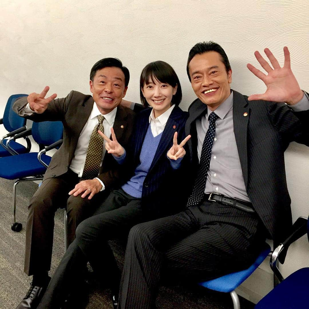 遠藤憲一さんのインスタグラム写真 - (遠藤憲一Instagram)「スタッフです。  お待たせしました！昨日のツイートの続きです。  #光石研 さんとおしゃべりしていたところに来てくださったのは  #波瑠 さんでした❣️ いよいよ明日オンエアです😃  #未解決の女スペシャル  #4月28日よる9時  #テレビ朝日  #文字の神様降臨待ち」4月27日 16時43分 - enken.enstower