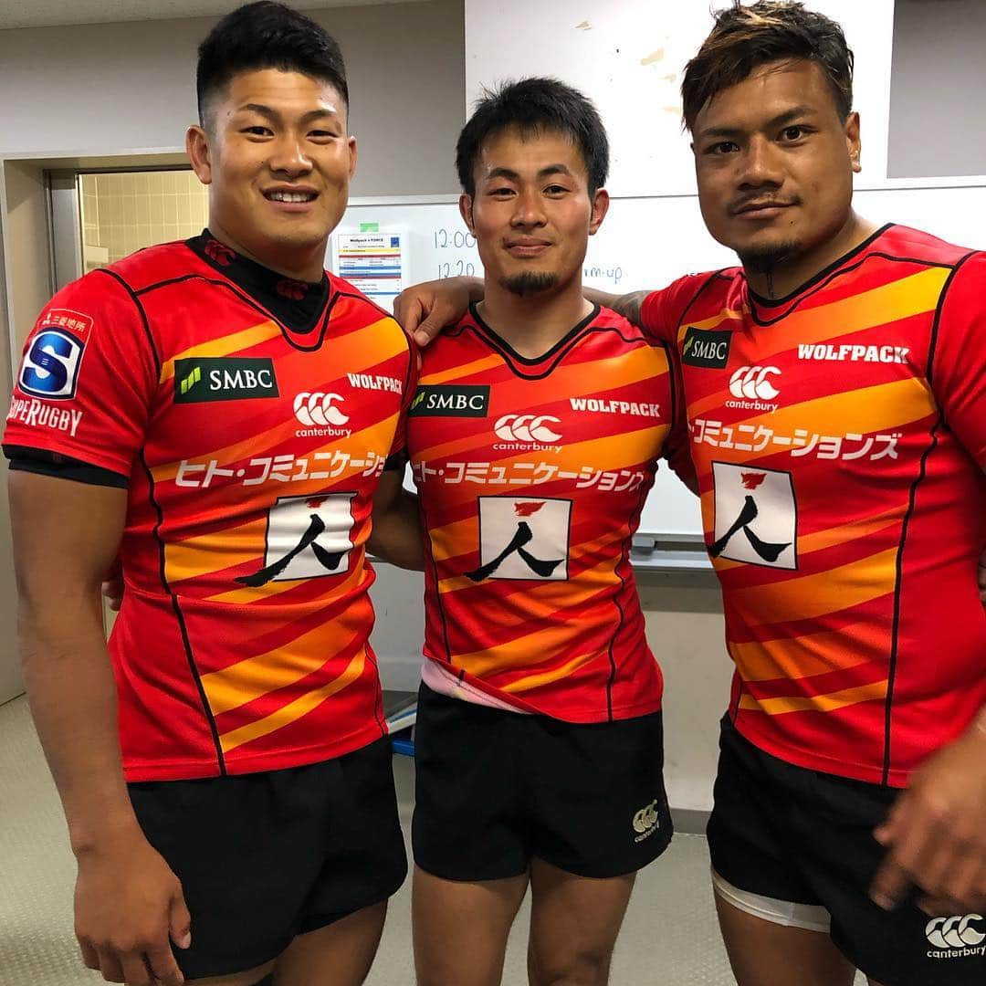 福岡堅樹さんのインスタグラム写真 - (福岡堅樹Instagram)「vs WESTERN FORCE 51-38で勝利！ 応援ありがとうございました！ チーム、BK、BK3で1枚ずつ📸」4月27日 16時51分 - kenki11