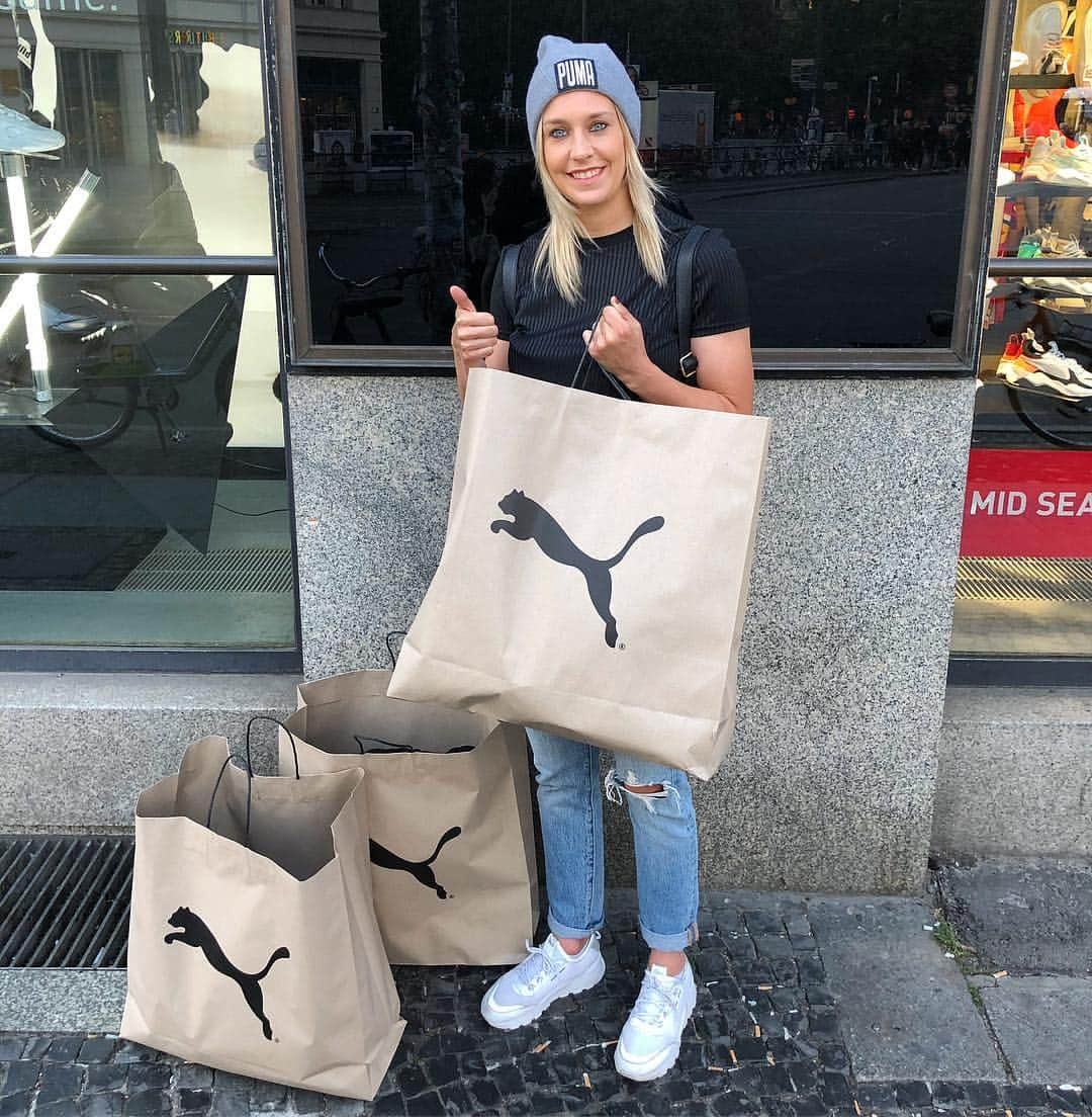 レナ・ゲースリンクさんのインスタグラム写真 - (レナ・ゲースリンクInstagram)「Puma Puma Puma 👟 #thanks #pumashoes #pumaclothing #pumafamily #berlin #store #shopping #goodday @puma @pumafootball」4月27日 16時52分 - lena_goessling