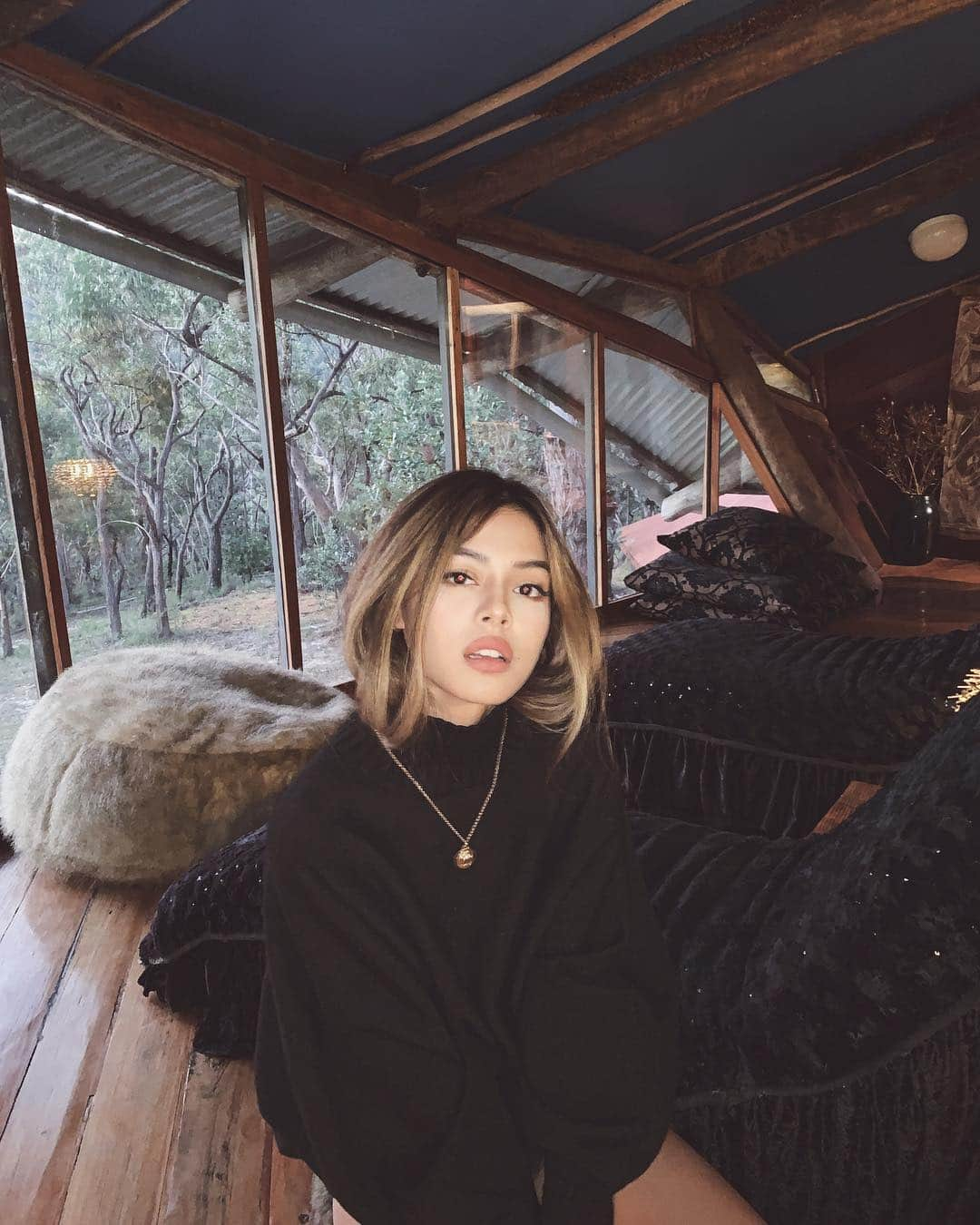 リリーマイマックさんのインスタグラム写真 - (リリーマイマックInstagram)「Drove to the mountains to be surrounded by nature 🏞😍 Can’t wait to show you how amazing the @lovecabins were 😵 @discoverthehawkesbury #lovecabins #dreamcabin #discoverthehawkesbury #bluemountains #bilpin」4月27日 16時53分 - lilymaymac