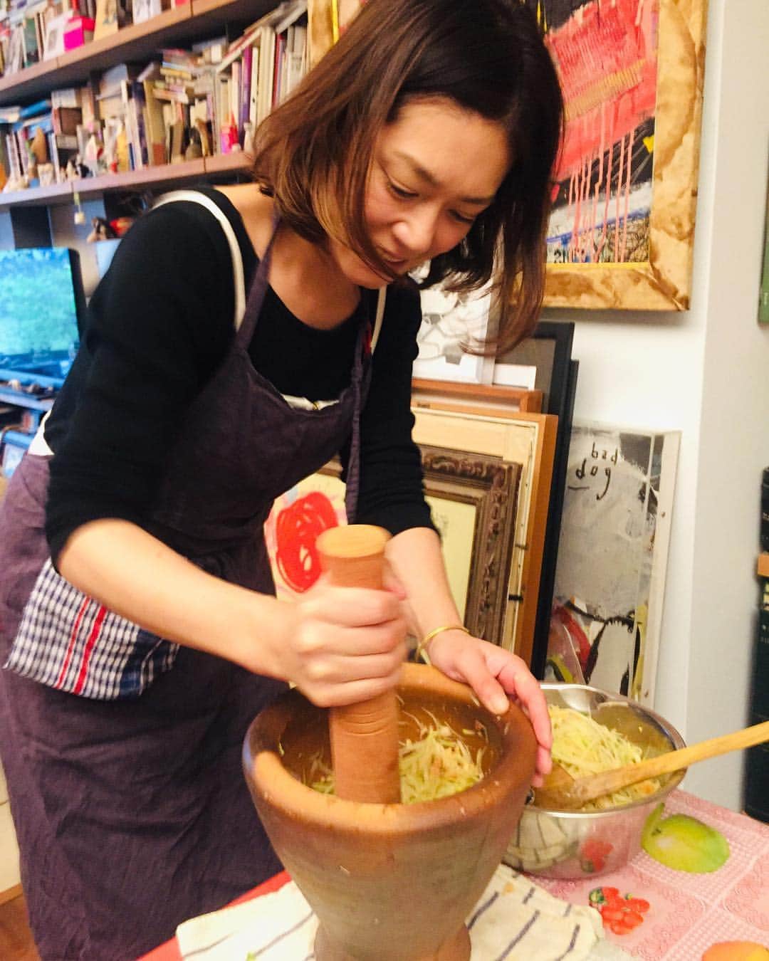加藤紀子のインスタグラム：「目から鱗なアイデア満載の、 アーバンのママお料理レッスン✨ 手を動かしながら 話逸れながら 今回も自分じゃ絶対見出せない味を体感させてもらってきました。 （そしてずっと楽しかったー）  いつかこれらのメニューをサササと作れる人になれたなら…💨 （生まれて初めて青パパイヤを調理した記念日）  #アーバンのママお料理レッスンはいつも美味しく楽しい」