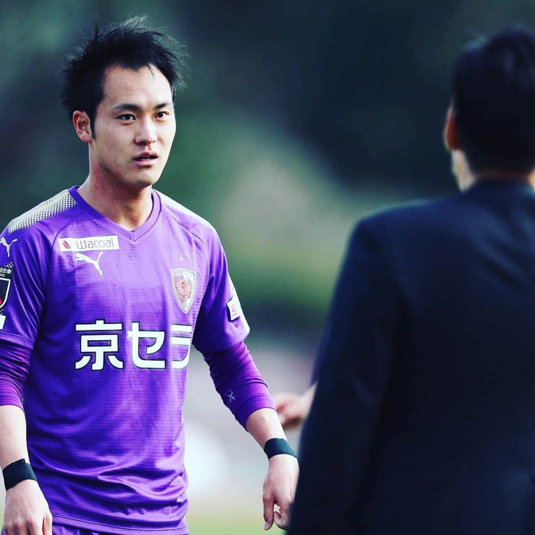 京都サンガF.C.さんのインスタグラム写真 - (京都サンガF.C.Instagram)「【第11節vs徳島】前日コメント🎤  MF.22 #小屋松知哉  Q.前節ヴァンフォーレ甲府戦では最後（試合終了直前）惜しいシーンがありましたが？ A.そうですね。ああいうところを決められる選手にならないとだめかなと。ワンチャンス、甲府戦でボールを触れる機会が少なかったので、ああいうところがラストにきて決められる選手にならないといけないと感じました。  Q.攻から守の切り替えのところでかなり存在感を出してたかなと思いますが？ A.それはチームとしてやるべきことですし、取られたら取り返すというのは当たり前のことなので、取られ方が悪かった部分とかが（甲府戦）多かったので、その辺で無駄というか、カウンターを受けたりすることが多かったので、その辺は修正しないと、と思います。  Q.攻撃をつくるっていうところでうまくいかなかったところも？ A.そうですね、あそこでうまく相手にはめられたというか、そこをはがせたらチャンスにもなってたと思いますし、そこは勇気を持って技術を高くしてやっていかないと、ああいうチームはいっぱいあると思うので。後半は相手が疲れてきたのもあってボールが回るようになりましたけど、前半から主導権を握ってやっていかないといけないと思います。  Q.今シーズン、フィジカル面での強さも高まっていると思いますが？ A.自分では思わないんですけど、身体が少し大きくなったとは皆には言われますね。そういうトレーニングとあとはある程度自信をもってプレーできているので、メンタル面と身体が良くなっているっていうのは感じますね。  Q.フル出場が続いてハードワークも続けていると思いますが、その辺にこだわりは？ A.フル出場に関しては出来たらいいと思いますし、こだわりはないんですけど、何分出ようが結果を出せたらいいと思いますし、出ることは大事ですけど、90分出ても何もしてなかったら意味ないので、90分出ることで結果に繋がれば良いなとは思います。  Q.次の徳島ヴォルティスについて、相手もボールをつなぐサッカーをしてきますがどういうところが大事に？ A.これといって変えるというよりはやってきたことの精度を上げるというか、やり続けること。良いところ悪いところが出てきている中で、失点が続いてるのでそこを改善するところと最後の決定力のところ、やることは大きく変わらないですけど、自分たちのサッカーをホームで見せるってところと勝つこと、相手どうこうも大事ですけど、まずは自分たちがしっかり準備と気持ちの面と連敗しないことが上に行くためには大事なことだと思うので、ホームで勝って、大事な試合が続くのでそこに繋げていくことかなと思います。  Q.勝つためにチームを引っ張る気持ちは去年よりも強く？ A.役職みたいなものはないですけど、出ている選手がそういう（チームを引っ張る）気持ちでやらないといけないですし、キャプテンはミヤくん（宮吉拓実選手）ですけど、ピッチに出ている選手、前の選手は得点という結果、後ろの選手は失点が続いているので失点をなくす、チームとしてベクトルを合わせるということが大事だと思います。自分自身も得点やアシストでチームに貢献できればそれがチームを引っ張ることにもなると思います。 =======明治安田生命J2リーグ第11節======= 📅4月28日（日）14:00K.O. 🏟️西京極 🆚#徳島ヴォルティス  試合情報💁‍♂️ http://www.sanga-fc.jp/game/2019042811/  #sanga #京都サンガ #TEAM京都 #闘紫」4月27日 17時05分 - kyotosanga_official