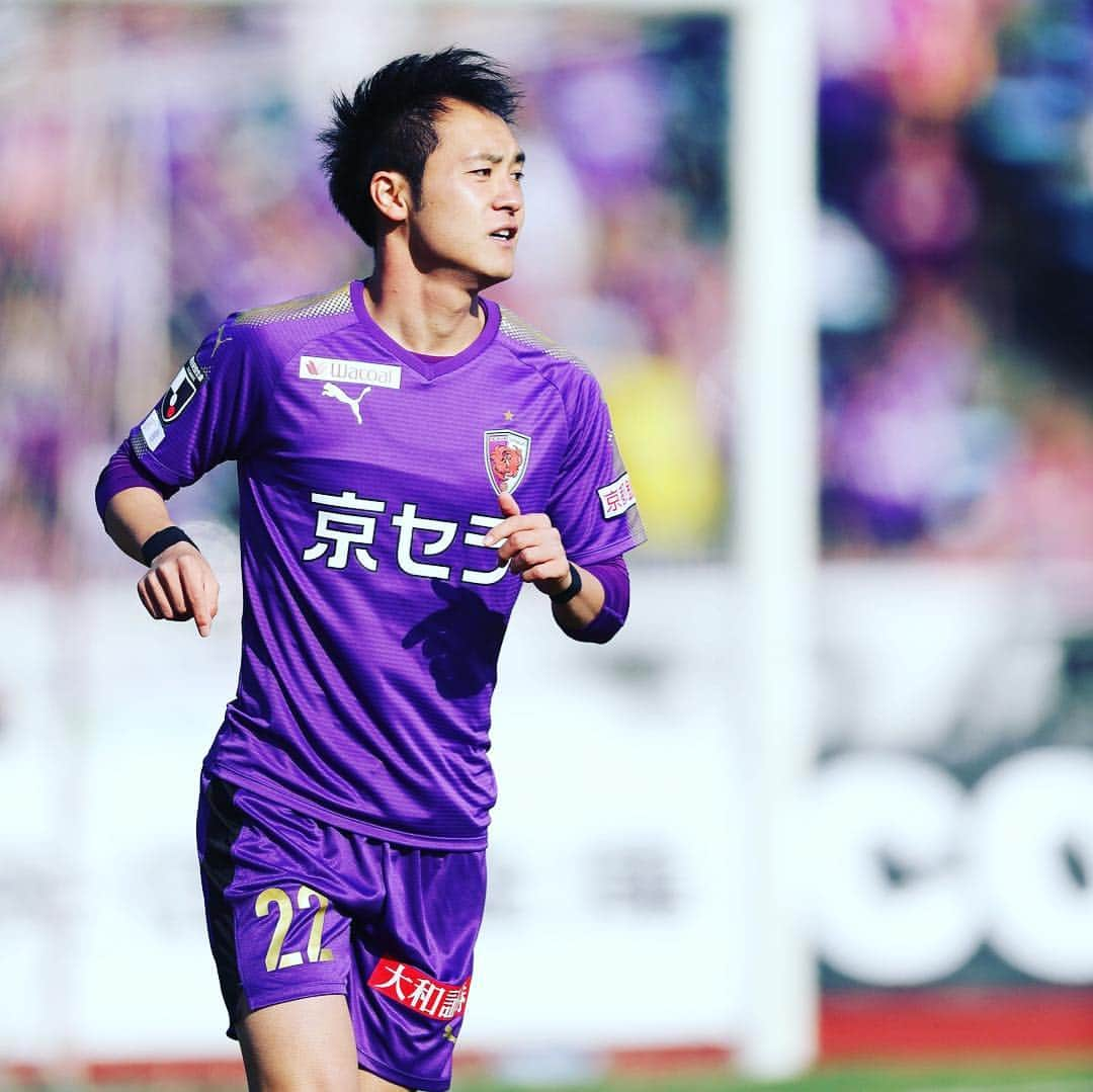 京都サンガF.C.さんのインスタグラム写真 - (京都サンガF.C.Instagram)「【第11節vs徳島】前日コメント🎤  MF.22 #小屋松知哉  Q.前節ヴァンフォーレ甲府戦では最後（試合終了直前）惜しいシーンがありましたが？ A.そうですね。ああいうところを決められる選手にならないとだめかなと。ワンチャンス、甲府戦でボールを触れる機会が少なかったので、ああいうところがラストにきて決められる選手にならないといけないと感じました。  Q.攻から守の切り替えのところでかなり存在感を出してたかなと思いますが？ A.それはチームとしてやるべきことですし、取られたら取り返すというのは当たり前のことなので、取られ方が悪かった部分とかが（甲府戦）多かったので、その辺で無駄というか、カウンターを受けたりすることが多かったので、その辺は修正しないと、と思います。  Q.攻撃をつくるっていうところでうまくいかなかったところも？ A.そうですね、あそこでうまく相手にはめられたというか、そこをはがせたらチャンスにもなってたと思いますし、そこは勇気を持って技術を高くしてやっていかないと、ああいうチームはいっぱいあると思うので。後半は相手が疲れてきたのもあってボールが回るようになりましたけど、前半から主導権を握ってやっていかないといけないと思います。  Q.今シーズン、フィジカル面での強さも高まっていると思いますが？ A.自分では思わないんですけど、身体が少し大きくなったとは皆には言われますね。そういうトレーニングとあとはある程度自信をもってプレーできているので、メンタル面と身体が良くなっているっていうのは感じますね。  Q.フル出場が続いてハードワークも続けていると思いますが、その辺にこだわりは？ A.フル出場に関しては出来たらいいと思いますし、こだわりはないんですけど、何分出ようが結果を出せたらいいと思いますし、出ることは大事ですけど、90分出ても何もしてなかったら意味ないので、90分出ることで結果に繋がれば良いなとは思います。  Q.次の徳島ヴォルティスについて、相手もボールをつなぐサッカーをしてきますがどういうところが大事に？ A.これといって変えるというよりはやってきたことの精度を上げるというか、やり続けること。良いところ悪いところが出てきている中で、失点が続いてるのでそこを改善するところと最後の決定力のところ、やることは大きく変わらないですけど、自分たちのサッカーをホームで見せるってところと勝つこと、相手どうこうも大事ですけど、まずは自分たちがしっかり準備と気持ちの面と連敗しないことが上に行くためには大事なことだと思うので、ホームで勝って、大事な試合が続くのでそこに繋げていくことかなと思います。  Q.勝つためにチームを引っ張る気持ちは去年よりも強く？ A.役職みたいなものはないですけど、出ている選手がそういう（チームを引っ張る）気持ちでやらないといけないですし、キャプテンはミヤくん（宮吉拓実選手）ですけど、ピッチに出ている選手、前の選手は得点という結果、後ろの選手は失点が続いているので失点をなくす、チームとしてベクトルを合わせるということが大事だと思います。自分自身も得点やアシストでチームに貢献できればそれがチームを引っ張ることにもなると思います。 =======明治安田生命J2リーグ第11節======= 📅4月28日（日）14:00K.O. 🏟️西京極 🆚#徳島ヴォルティス  試合情報💁‍♂️ http://www.sanga-fc.jp/game/2019042811/  #sanga #京都サンガ #TEAM京都 #闘紫」4月27日 17時05分 - kyotosanga_official