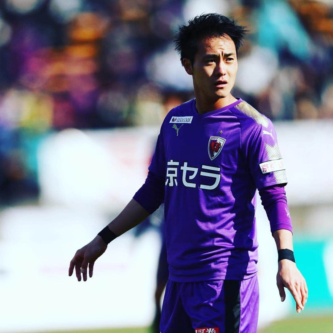 京都サンガF.C.さんのインスタグラム写真 - (京都サンガF.C.Instagram)「【第11節vs徳島】前日コメント🎤  MF.22 #小屋松知哉  Q.前節ヴァンフォーレ甲府戦では最後（試合終了直前）惜しいシーンがありましたが？ A.そうですね。ああいうところを決められる選手にならないとだめかなと。ワンチャンス、甲府戦でボールを触れる機会が少なかったので、ああいうところがラストにきて決められる選手にならないといけないと感じました。  Q.攻から守の切り替えのところでかなり存在感を出してたかなと思いますが？ A.それはチームとしてやるべきことですし、取られたら取り返すというのは当たり前のことなので、取られ方が悪かった部分とかが（甲府戦）多かったので、その辺で無駄というか、カウンターを受けたりすることが多かったので、その辺は修正しないと、と思います。  Q.攻撃をつくるっていうところでうまくいかなかったところも？ A.そうですね、あそこでうまく相手にはめられたというか、そこをはがせたらチャンスにもなってたと思いますし、そこは勇気を持って技術を高くしてやっていかないと、ああいうチームはいっぱいあると思うので。後半は相手が疲れてきたのもあってボールが回るようになりましたけど、前半から主導権を握ってやっていかないといけないと思います。  Q.今シーズン、フィジカル面での強さも高まっていると思いますが？ A.自分では思わないんですけど、身体が少し大きくなったとは皆には言われますね。そういうトレーニングとあとはある程度自信をもってプレーできているので、メンタル面と身体が良くなっているっていうのは感じますね。  Q.フル出場が続いてハードワークも続けていると思いますが、その辺にこだわりは？ A.フル出場に関しては出来たらいいと思いますし、こだわりはないんですけど、何分出ようが結果を出せたらいいと思いますし、出ることは大事ですけど、90分出ても何もしてなかったら意味ないので、90分出ることで結果に繋がれば良いなとは思います。  Q.次の徳島ヴォルティスについて、相手もボールをつなぐサッカーをしてきますがどういうところが大事に？ A.これといって変えるというよりはやってきたことの精度を上げるというか、やり続けること。良いところ悪いところが出てきている中で、失点が続いてるのでそこを改善するところと最後の決定力のところ、やることは大きく変わらないですけど、自分たちのサッカーをホームで見せるってところと勝つこと、相手どうこうも大事ですけど、まずは自分たちがしっかり準備と気持ちの面と連敗しないことが上に行くためには大事なことだと思うので、ホームで勝って、大事な試合が続くのでそこに繋げていくことかなと思います。  Q.勝つためにチームを引っ張る気持ちは去年よりも強く？ A.役職みたいなものはないですけど、出ている選手がそういう（チームを引っ張る）気持ちでやらないといけないですし、キャプテンはミヤくん（宮吉拓実選手）ですけど、ピッチに出ている選手、前の選手は得点という結果、後ろの選手は失点が続いているので失点をなくす、チームとしてベクトルを合わせるということが大事だと思います。自分自身も得点やアシストでチームに貢献できればそれがチームを引っ張ることにもなると思います。 =======明治安田生命J2リーグ第11節======= 📅4月28日（日）14:00K.O. 🏟️西京極 🆚#徳島ヴォルティス  試合情報💁‍♂️ http://www.sanga-fc.jp/game/2019042811/  #sanga #京都サンガ #TEAM京都 #闘紫」4月27日 17時05分 - kyotosanga_official