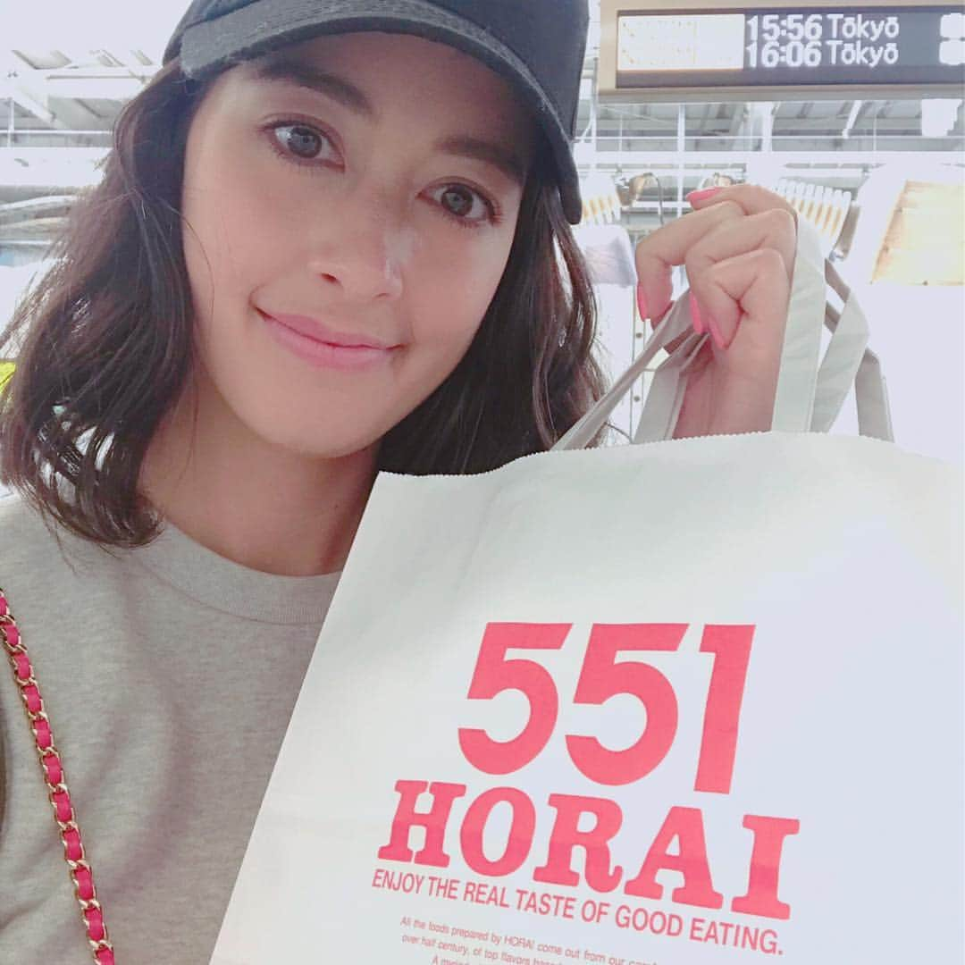 森泉さんのインスタグラム写真 - (森泉Instagram)「Must buy my favorite snack for the train in Osaka😜🎶」4月27日 17時16分 - izumi.mori