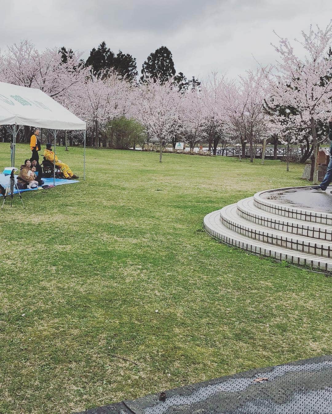 あべこうじさんのインスタグラム写真 - (あべこうじInstagram)「ㅤㅤㅤㅤㅤㅤㅤㅤㅤㅤㅤㅤㅤ 鶴の舞橋桜祭り🌸 スタートはこんな感じwww まぁー午前中のイベントは寒さや雨やらで全て中止になった。 しかーし‼️ 午後からは任せなさい！と言わんばかりにおしゃべりかましました‼️ 結果は、、、 また後ほど ㅤㅤㅤㅤㅤㅤㅤㅤㅤㅤㅤㅤㅤ #あべこうじ #キューティーブロンズ #鶴田町 #鶴の舞橋桜祭り #ハッピィ #さいこー #感謝 #寒い中 #あたたかい #皆さま」4月27日 17時08分 - abe_happy