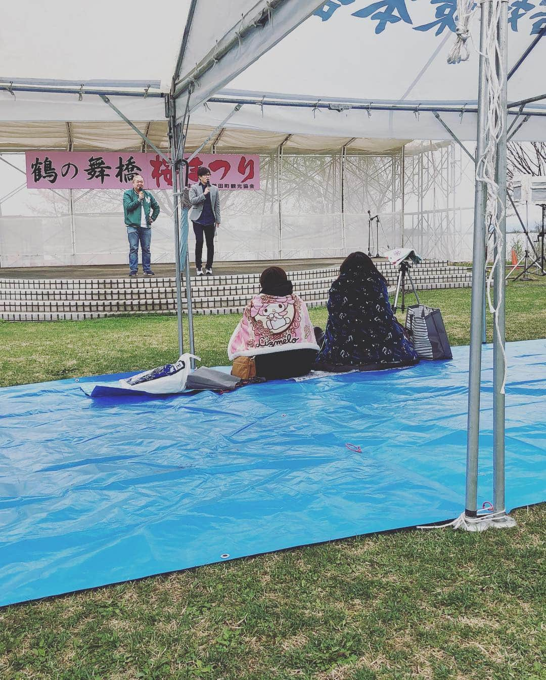 あべこうじさんのインスタグラム写真 - (あべこうじInstagram)「ㅤㅤㅤㅤㅤㅤㅤㅤㅤㅤㅤㅤㅤ 鶴の舞橋桜祭り🌸 スタートはこんな感じwww まぁー午前中のイベントは寒さや雨やらで全て中止になった。 しかーし‼️ 午後からは任せなさい！と言わんばかりにおしゃべりかましました‼️ 結果は、、、 また後ほど ㅤㅤㅤㅤㅤㅤㅤㅤㅤㅤㅤㅤㅤ #あべこうじ #キューティーブロンズ #鶴田町 #鶴の舞橋桜祭り #ハッピィ #さいこー #感謝 #寒い中 #あたたかい #皆さま」4月27日 17時08分 - abe_happy